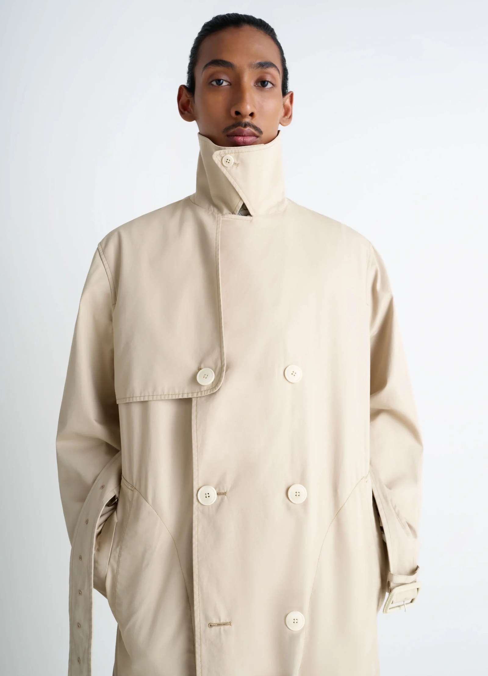 Ventile trench coat in beige ventile cotton, model shot, close-up double-breasted buttons