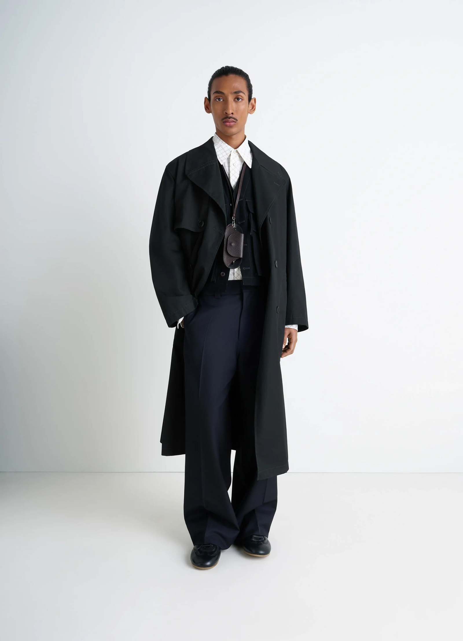 Ventile trench coat in black ventile cotton, model shot, front view long fit