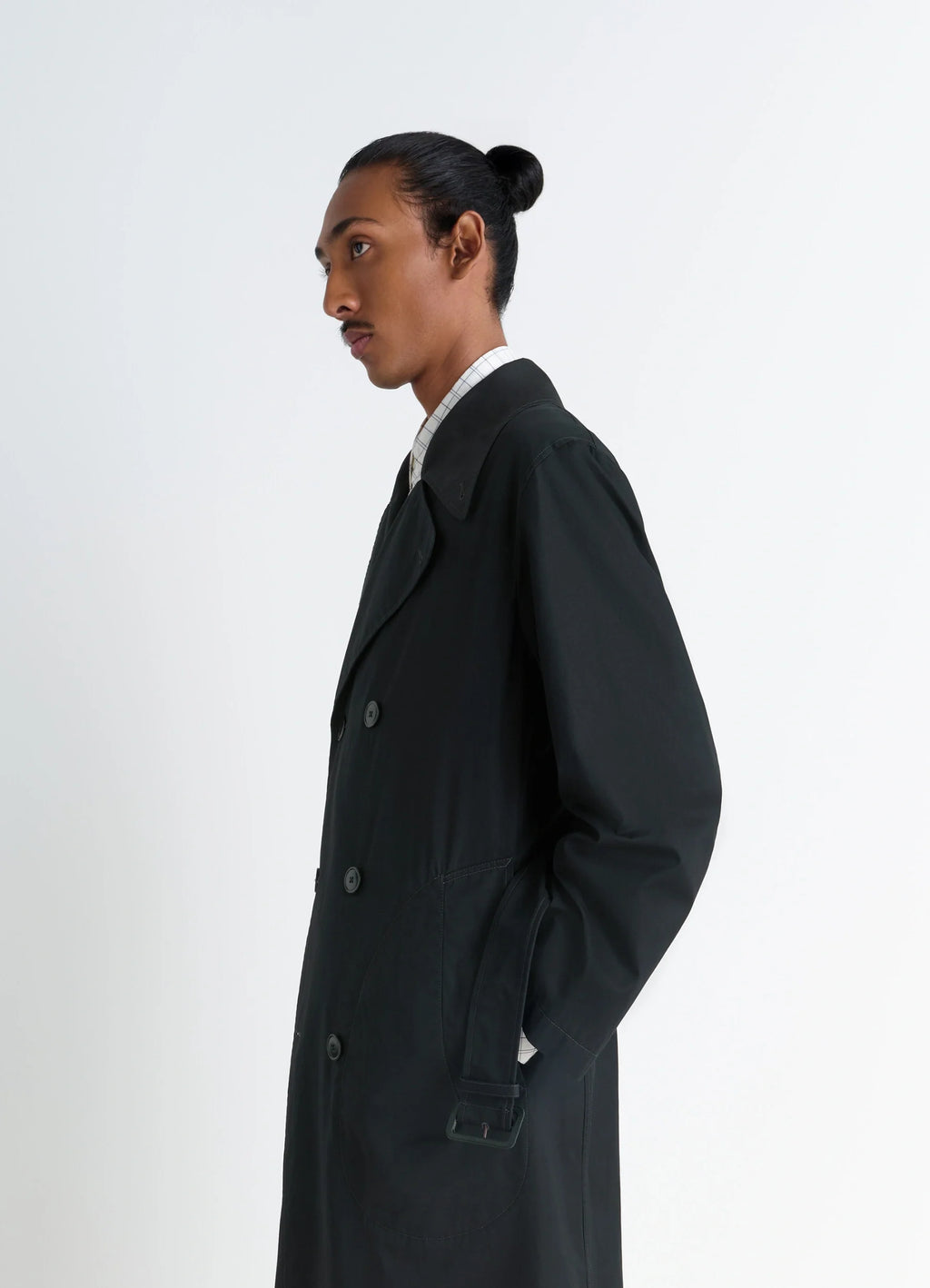 Ventile Trench Coat in Black Ventile Cotton, model shot, side view double-breasted design