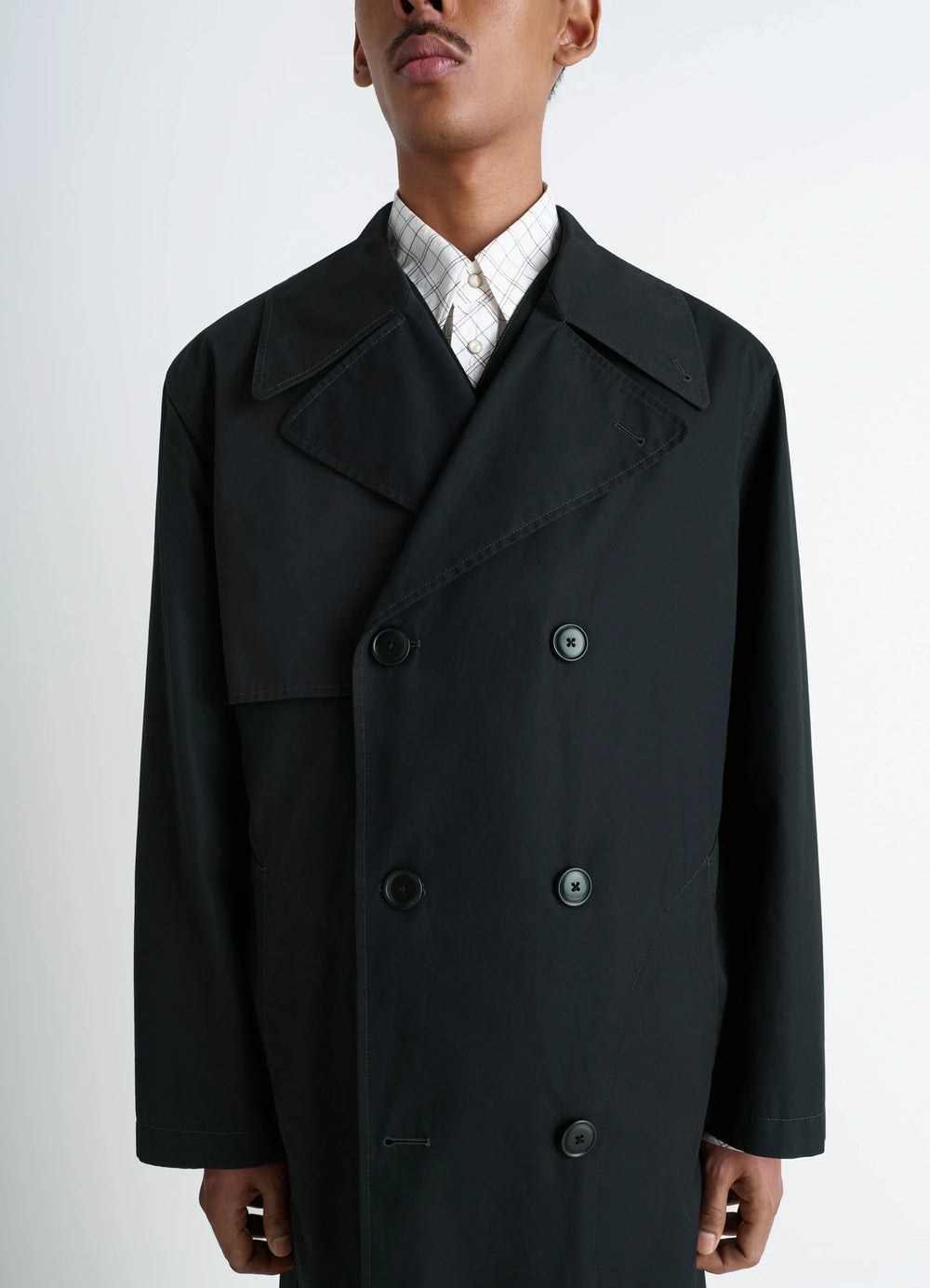 Ventile Trench Coat in Black Ventile Cotton, model shot, close-up view overlap collar design