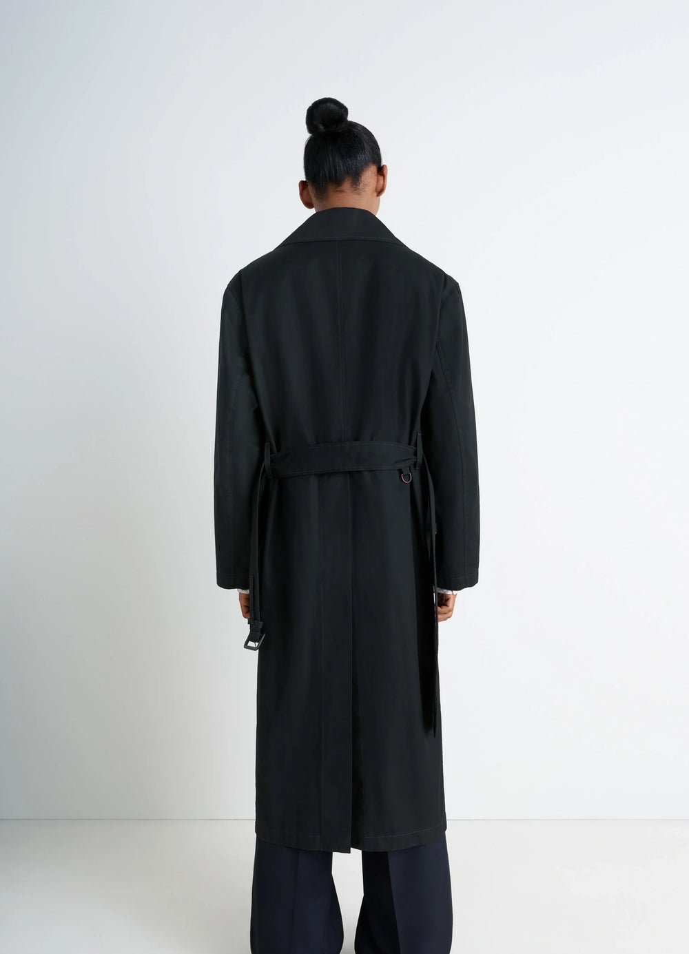 Ventile Trench Coat in Black Ventile Cotton, model shot, back view belted waist, rear vent