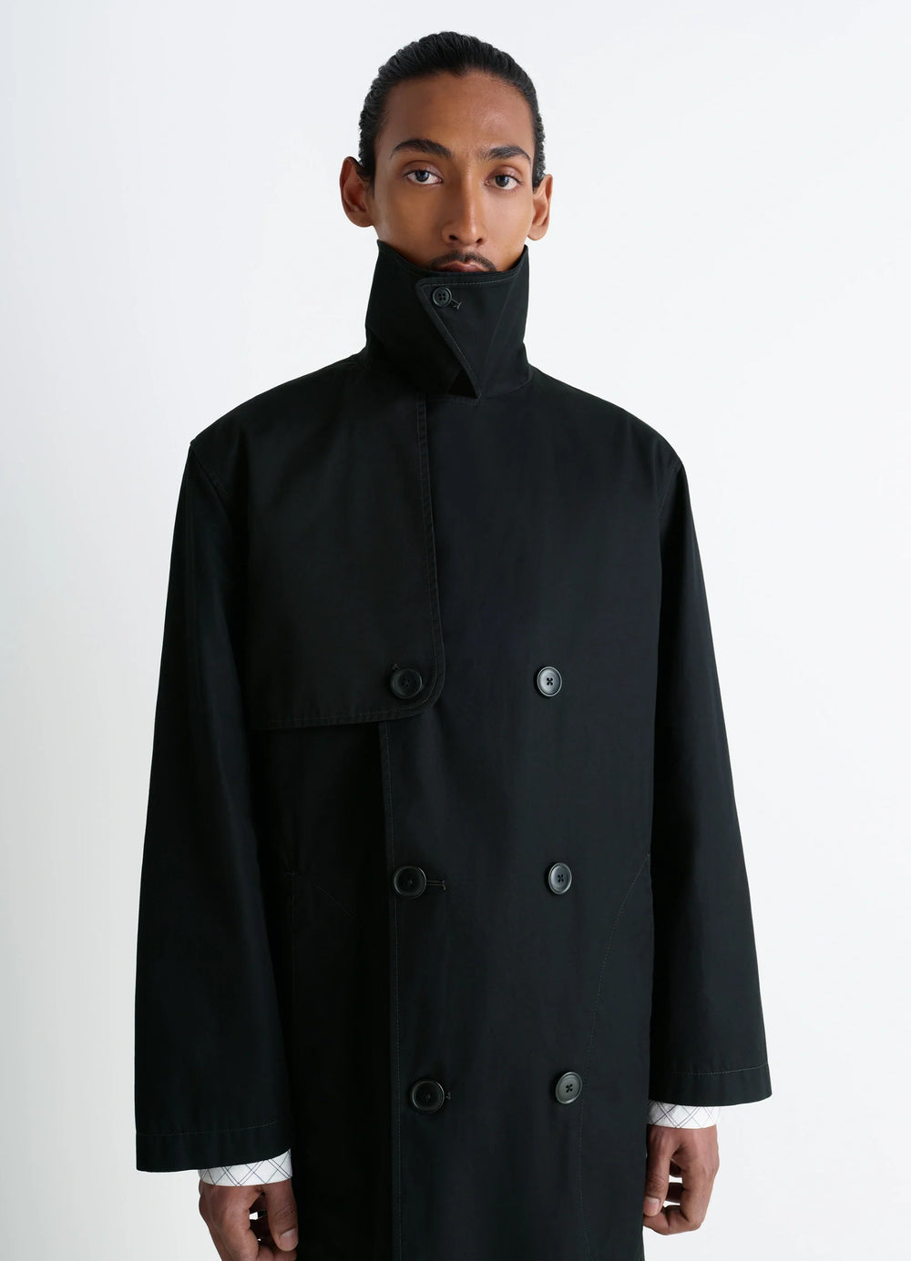 Ventile Trench Coat in Black Ventile Cotton, model shot, three-quarter view buttoned collar detail