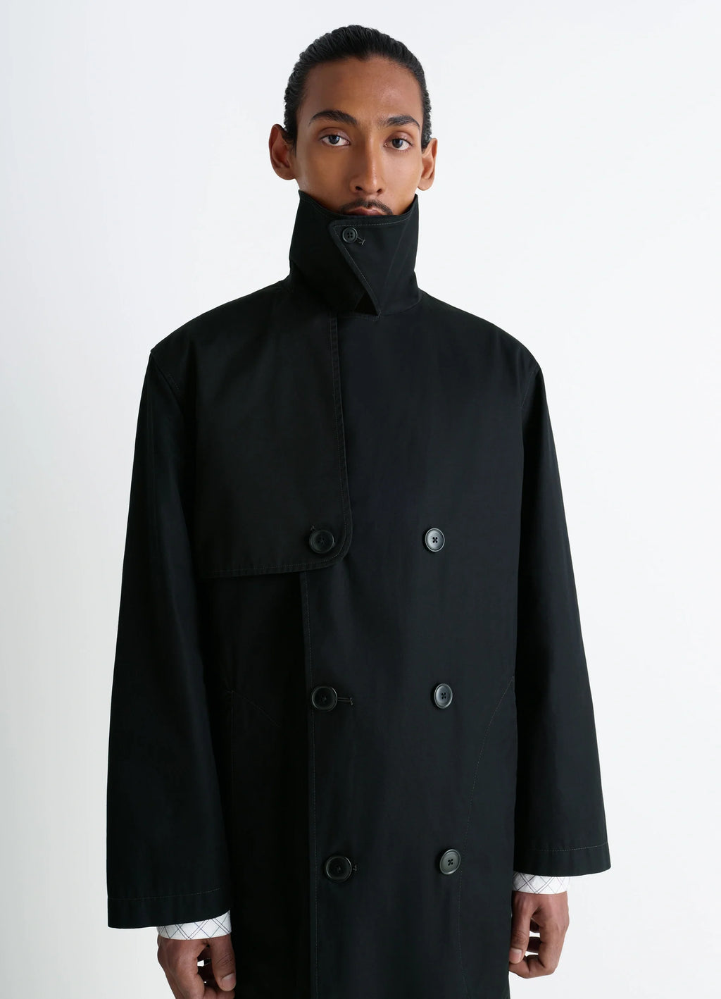Ventile Trench Coat in Black Ventile Cotton, model shot, three-quarter view buttoned collar detail