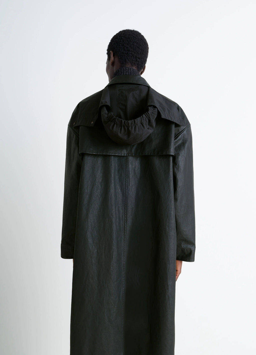 Hooded Raincoat in Water-repellent Resinated Cotton, model shot, rear close-up with collar hood and collar detail