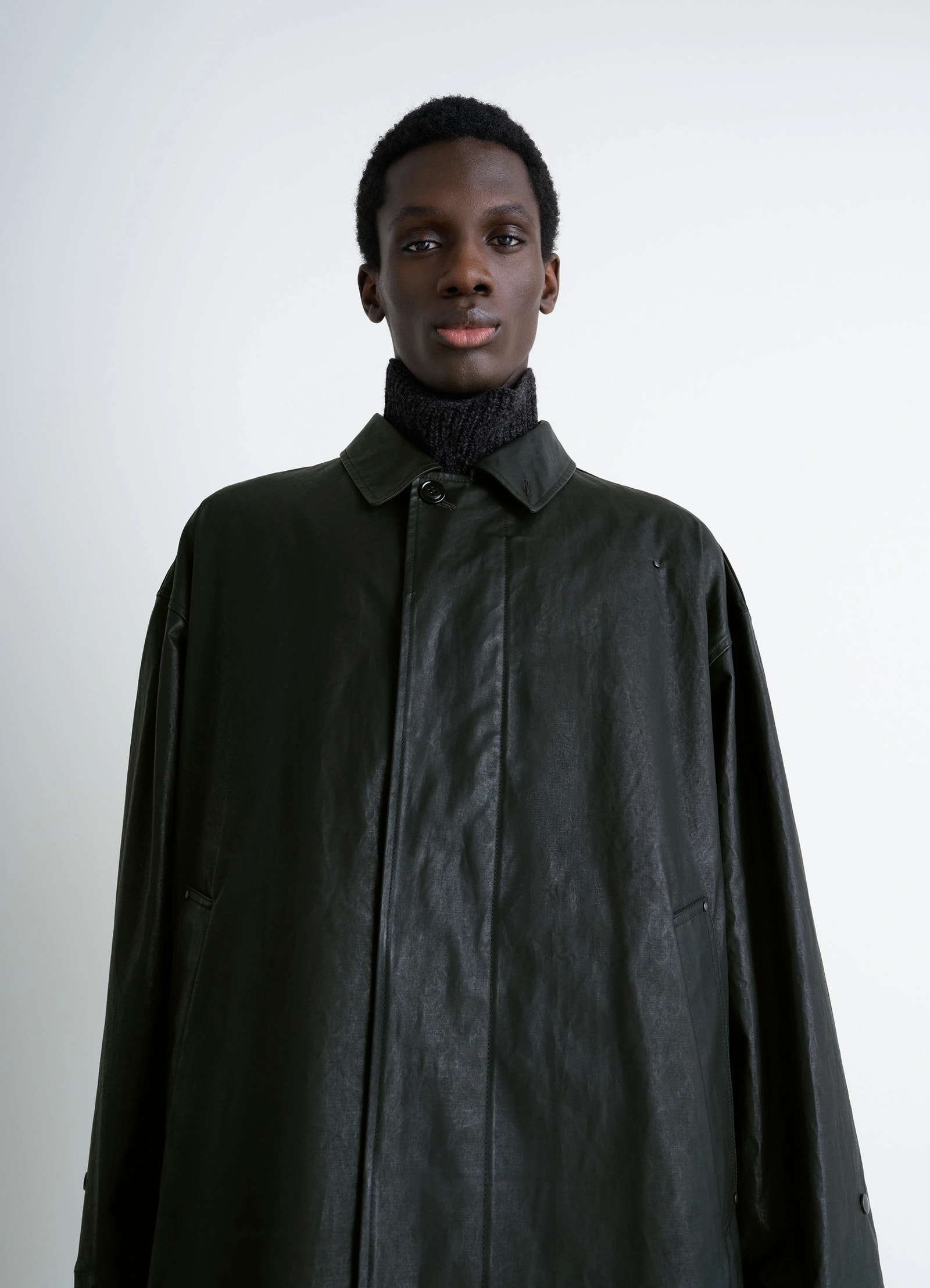 Hooded raincoat in water-repellent resinated cotton, model shot, upper body close-up oversized collar detail