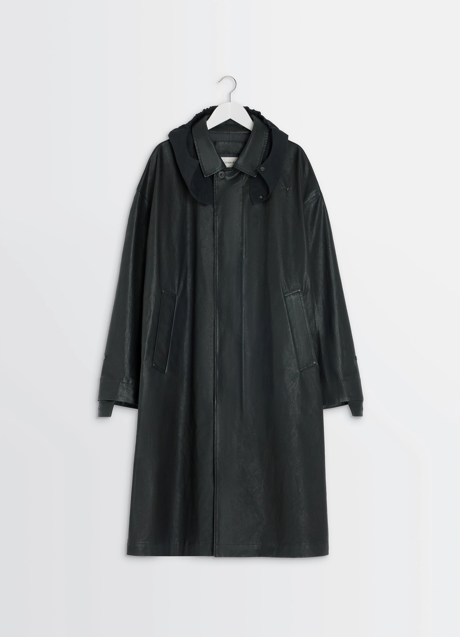 Hooded raincoat in water-repellent resinated cotton, product shot, front hanging shot collar and pocket detail