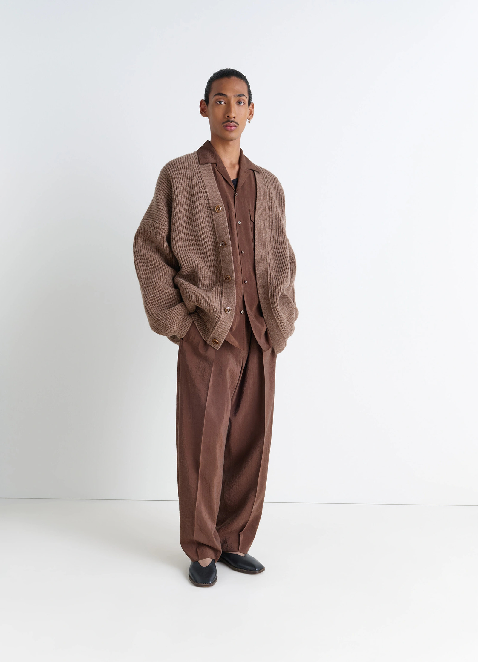 Cardicoat in brown shetland wool, model shot, front view ribbed loose fit