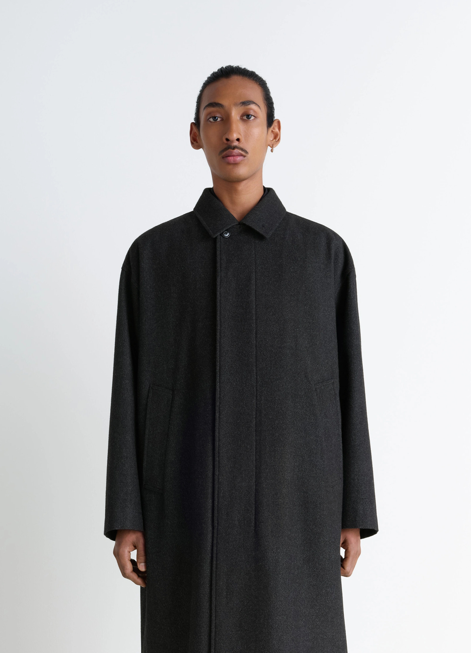 Oversized overcoat in rws wool blend twill, model shot, close-up front view raglan sleeves, hidden placket