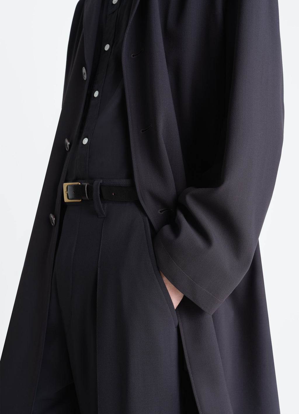 울 크레이프 소재의 부드러운 정장 코트