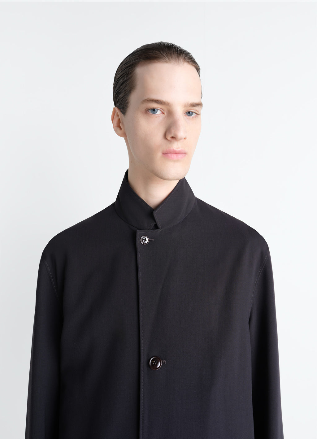 울 크레이프 소재의 부드러운 정장 코트