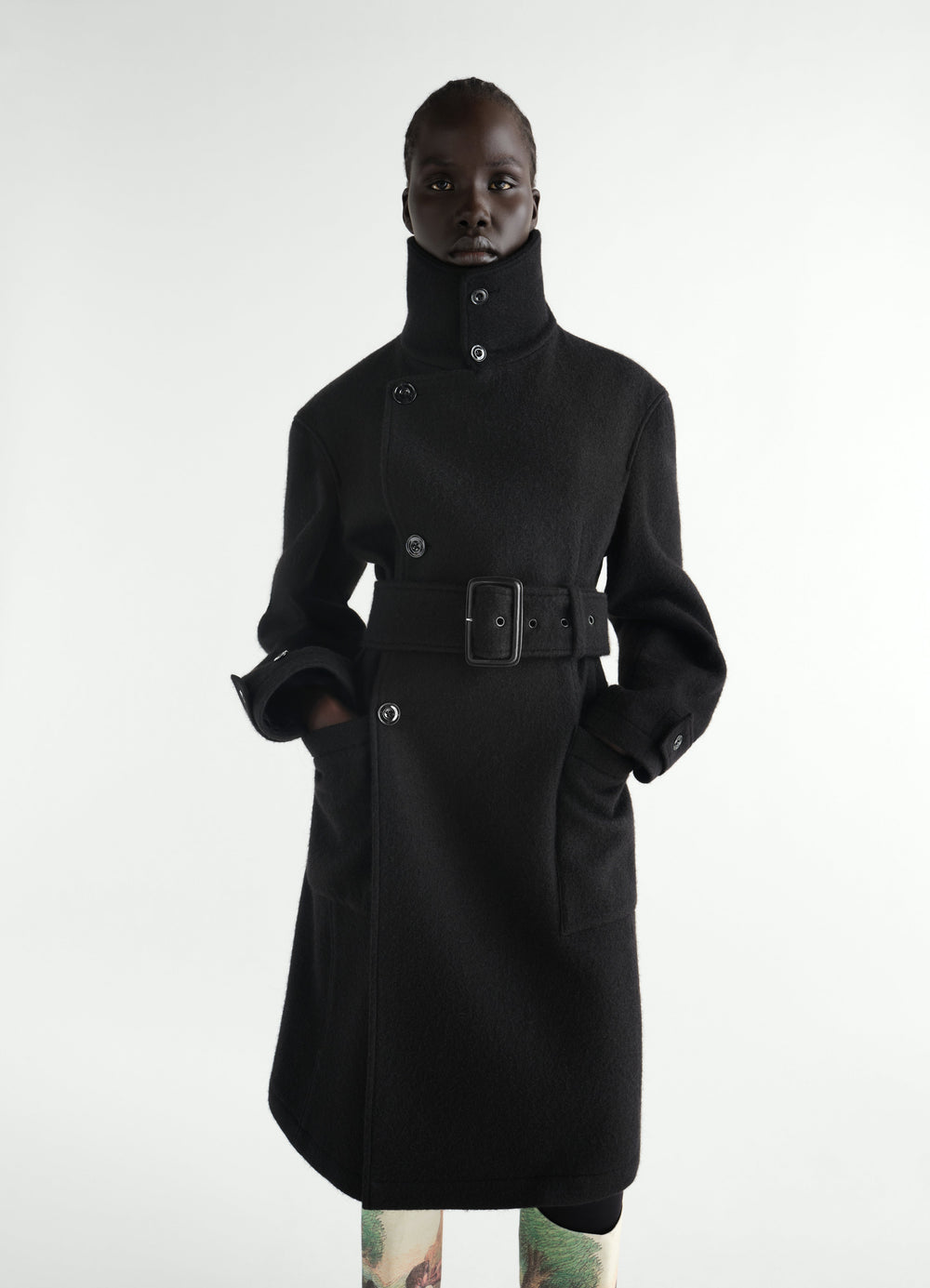Manteau enveloppant ajusté en mélange laine et alpaga feutré, coloris noir, porté par un mannequin, vue de face, ceinture visible, col visible