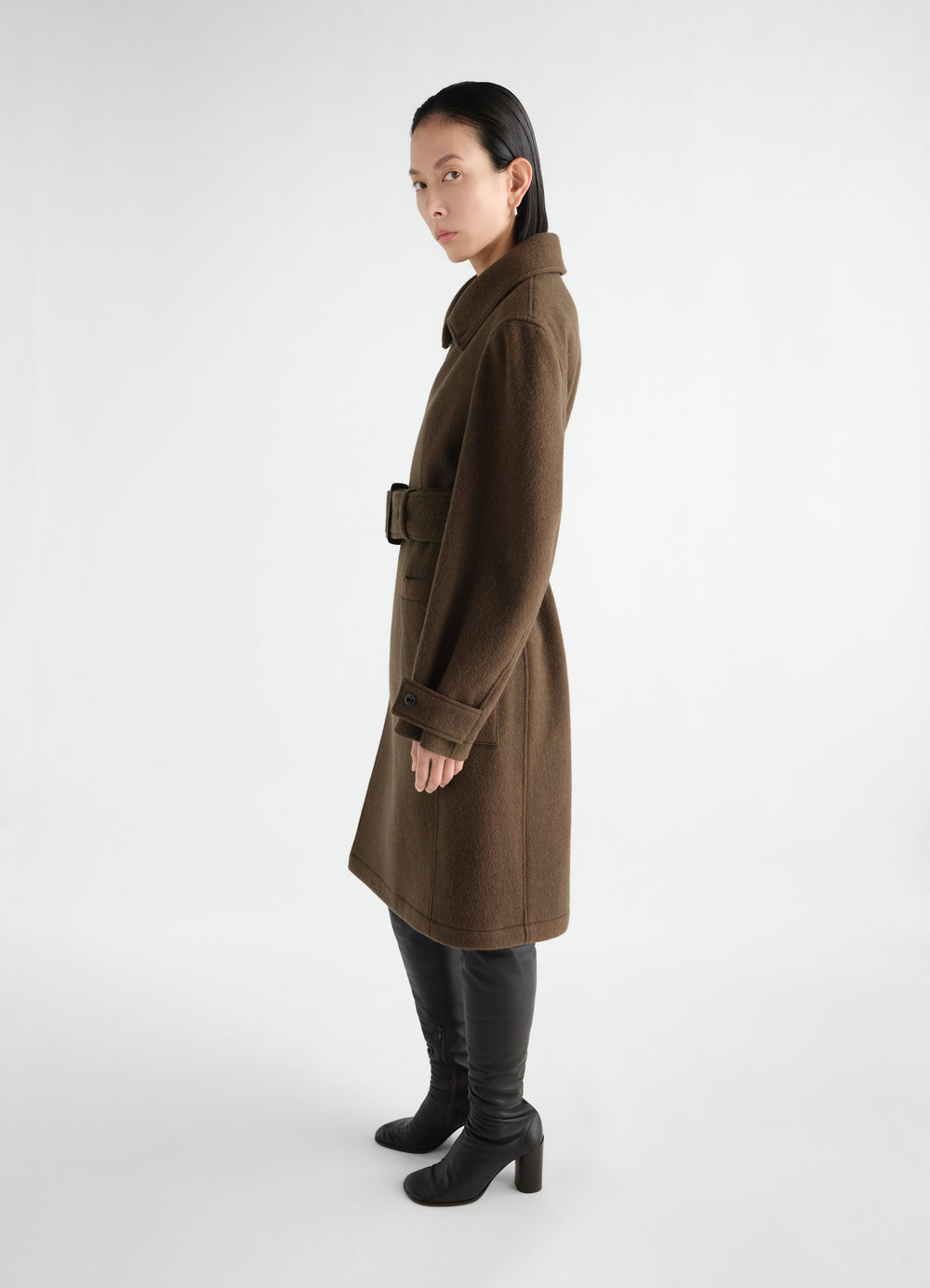 Manteau enveloppant ajusté en mélange laine et alpaga feutré, coloris marron, porté par un mannequin, vue de profil