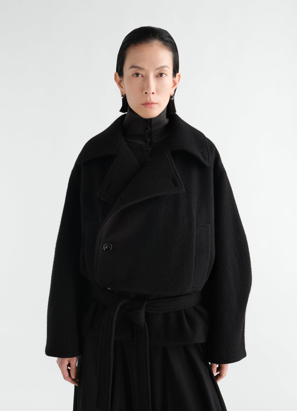 Manteau enveloppant court en mélange laine et alpaga feutré, coloris noir, porté par un mannequin, vue de face