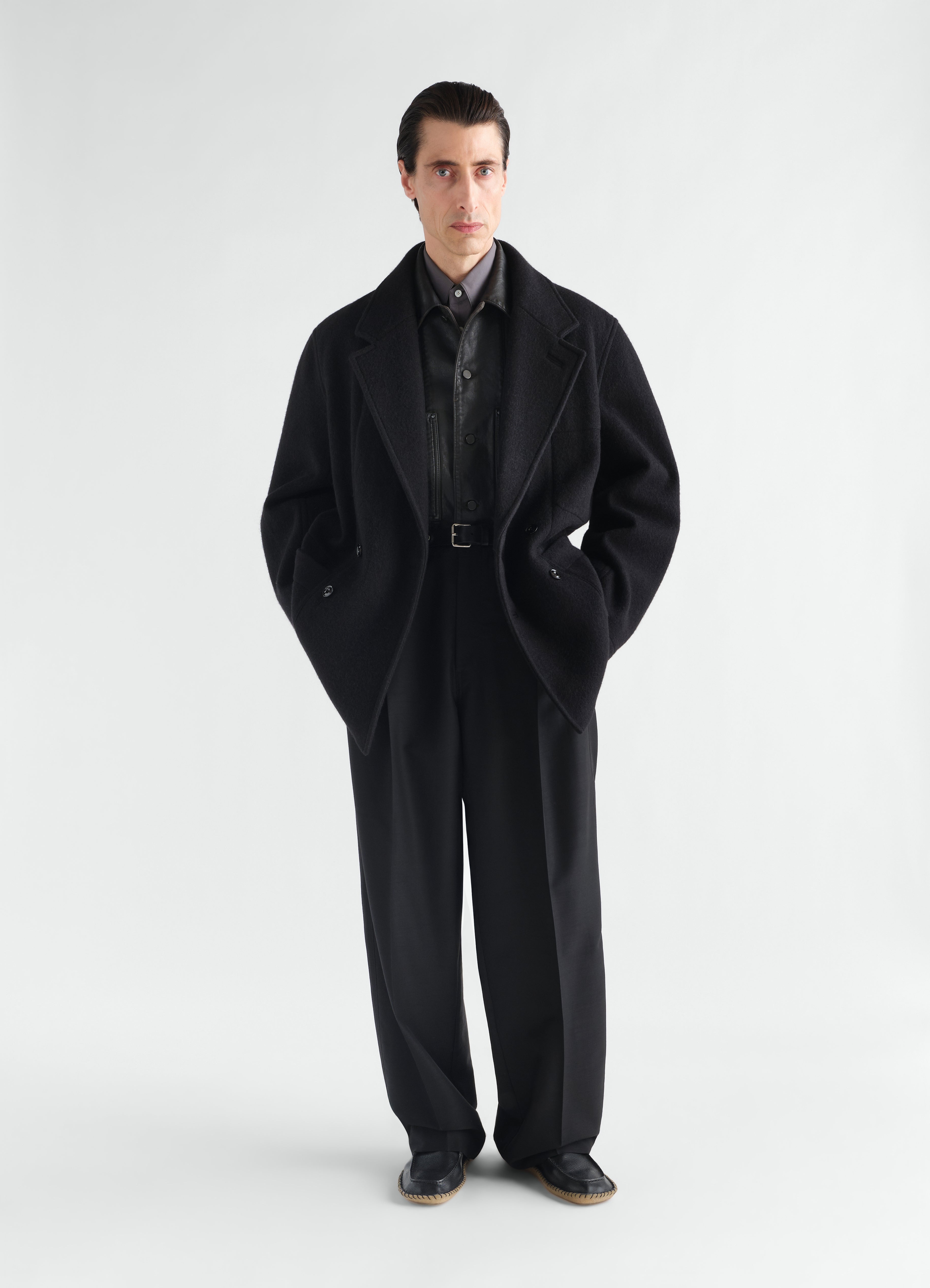 MANTEAU COURT À DOUBLE BOUTONNAGE EN MÉLANGE DE LAINE ET ALPAGA FEUTRÉ
