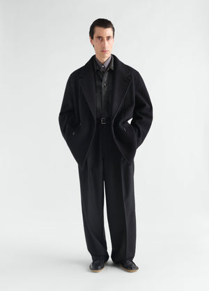Manteau court à double boutonnage en mélange de laine et alpaga feutré, coloris noir, porté par un mannequin, vue de face