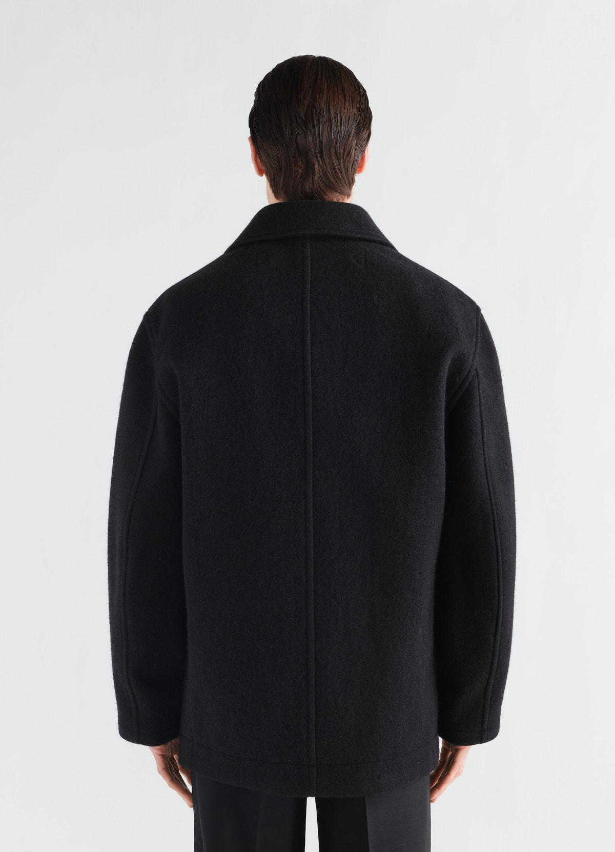 Manteau court à double boutonnage en mélange de laine et alpaga feutré, coloris noir, porté par un mannequin, vue de dos