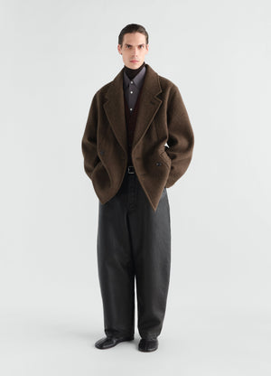 Manteau court à double boutonnage en mélange de laine et alpaga feutré, coloris marron, porté par un mannequin, vue de face