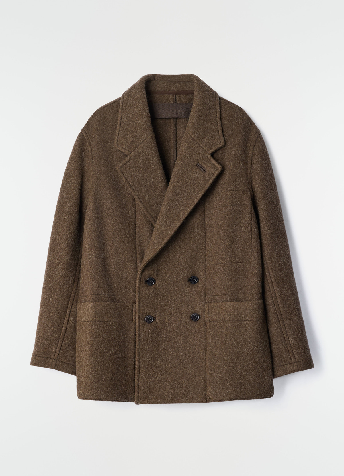 Manteau court à double boutonnage en mélange de laine et alpaga feutré, coloris marron, présenté à plat sur fond blanc