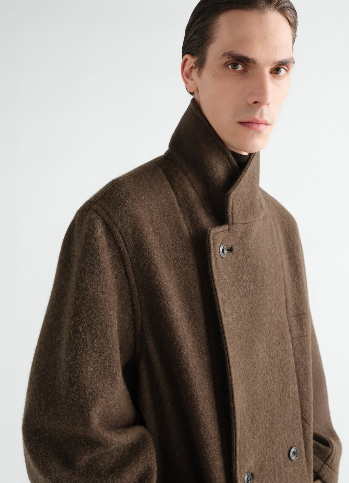 Manteau court à double boutonnage en mélange de laine et alpaga feutré, coloris marron, porté par un mannequin, gros plan de face