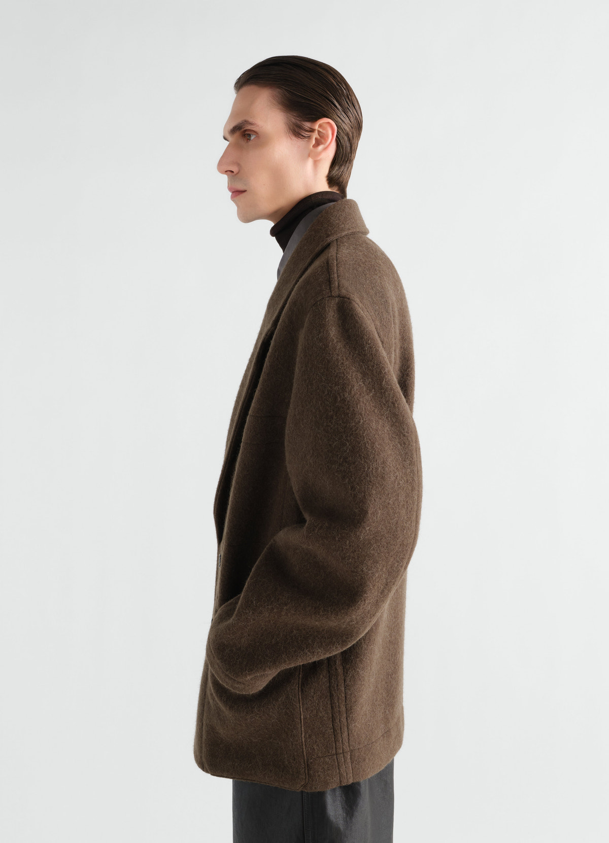 Manteau court à double boutonnage en mélange de laine et alpaga feutré, coloris marron, porté par un mannequin, vue de profil