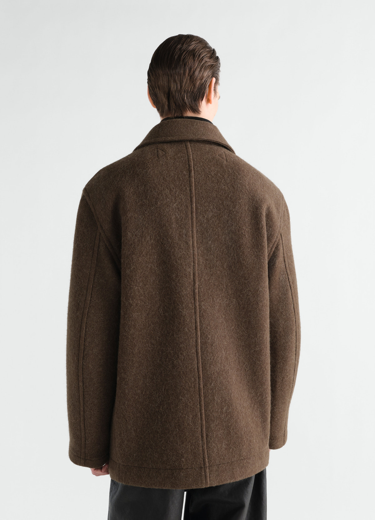 Manteau court à double boutonnage en mélange de laine et alpaga feutré, coloris marron, porté par un mannequin, vue de dos