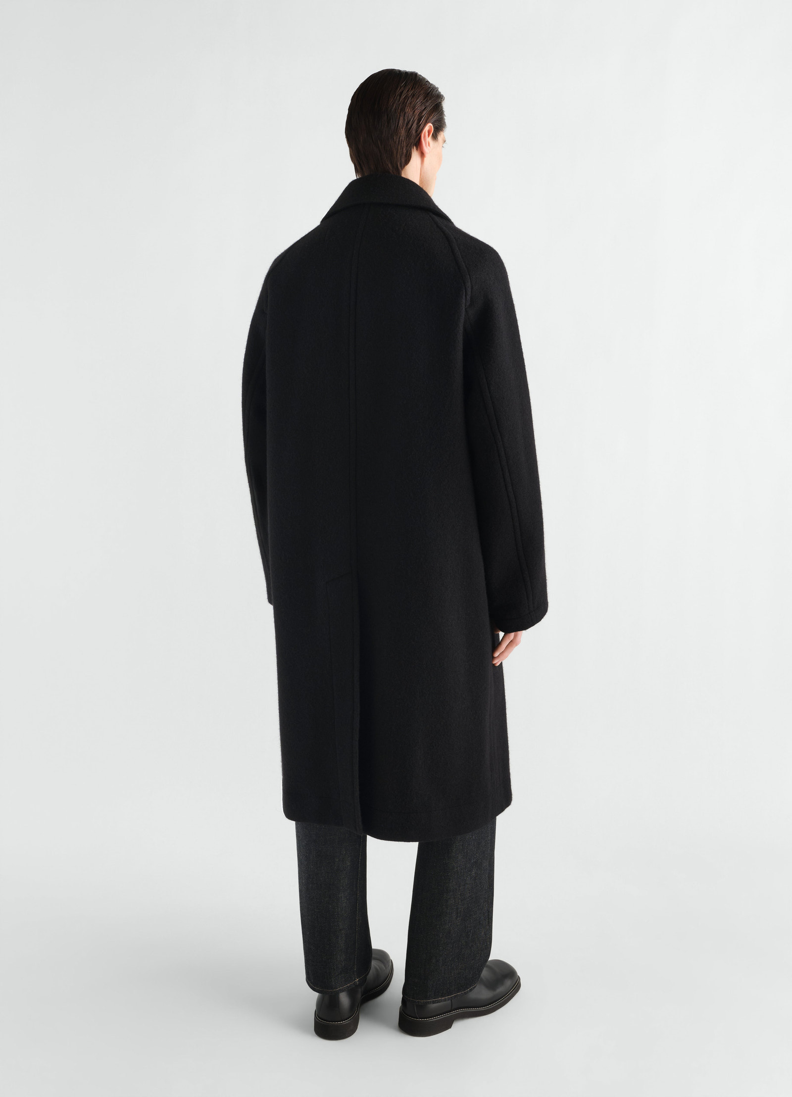 Manteau à double boutonnage en mélange de laine et alpaga feutré, coloris noir, porté par un mannequin, vue de dos