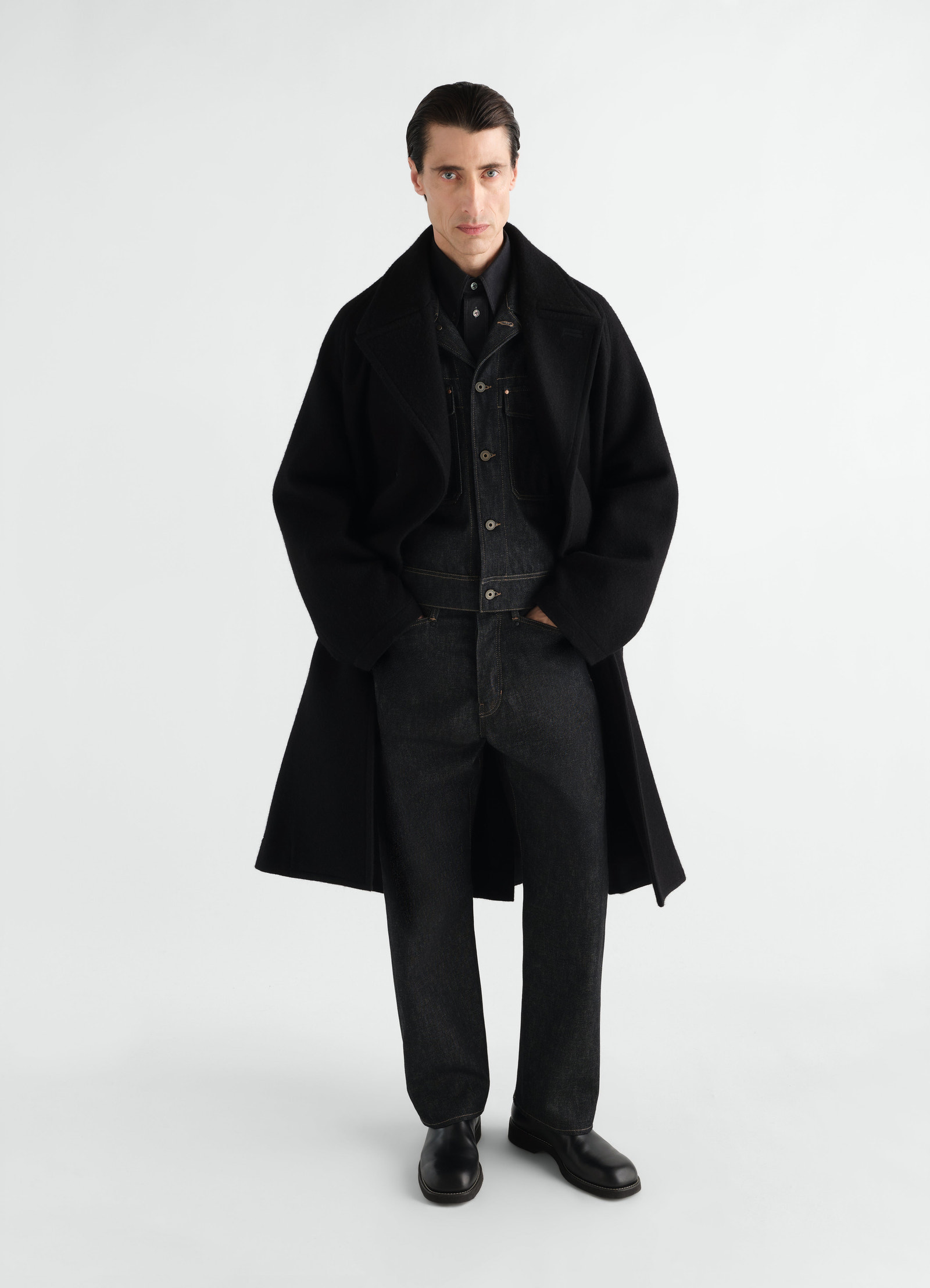 Manteau à double boutonnage en mélange de laine et alpaga feutré, coloris noir, porté par un mannequin, vue de face