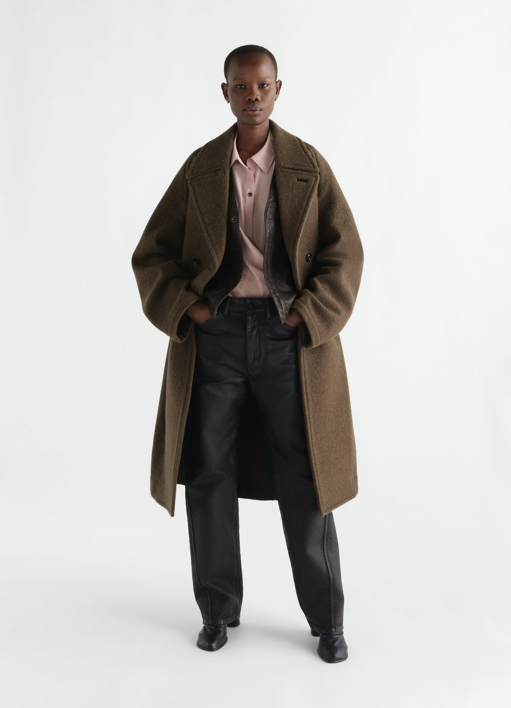 Manteau à double boutonnage en mélange de laine et alpaga feutré, coloris marron, porté par un mannequin