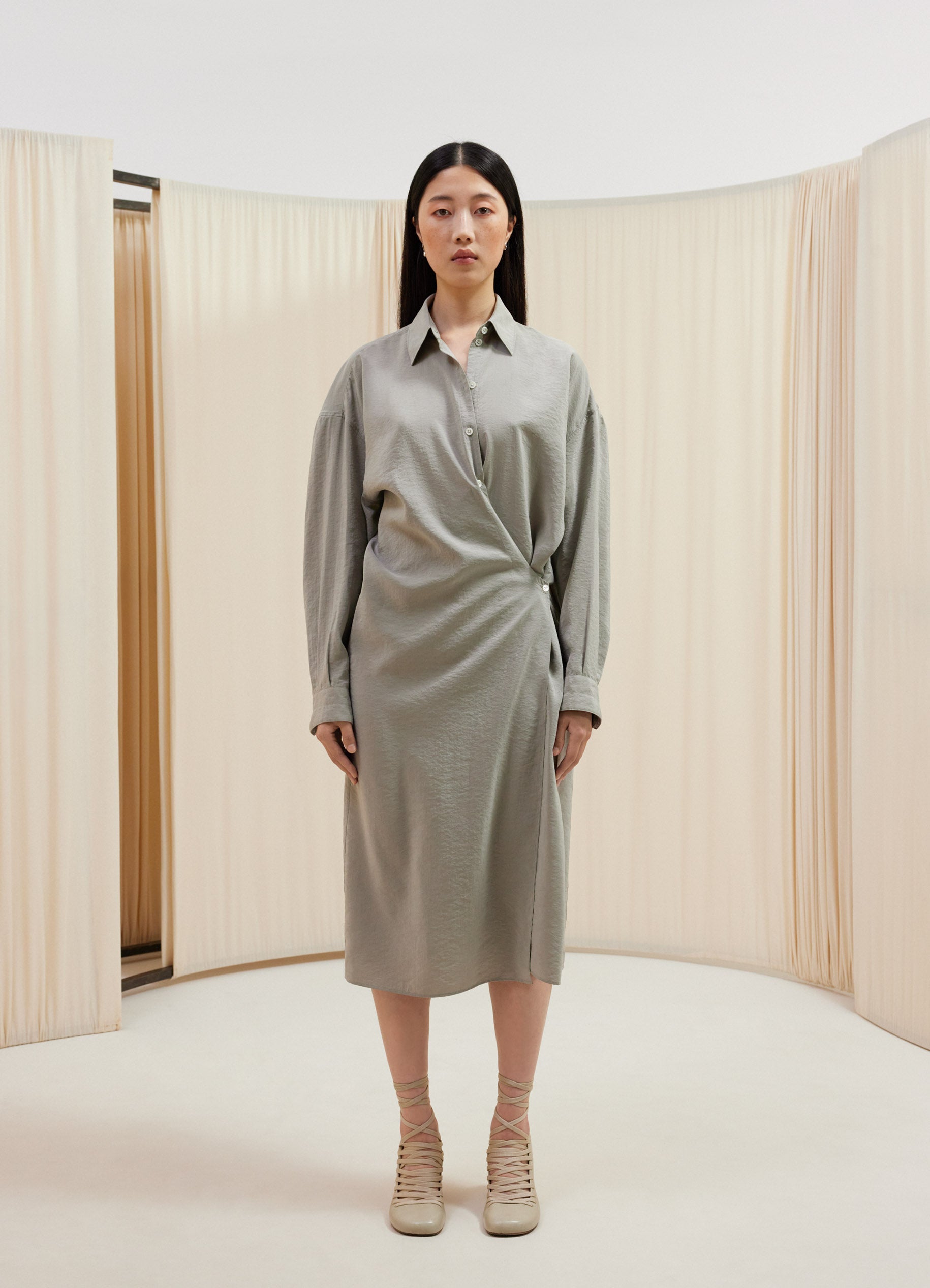 르메르 Lemaire STRAIGHT COLLAR TWISTED DRESS,LIGHT MISTY GREY