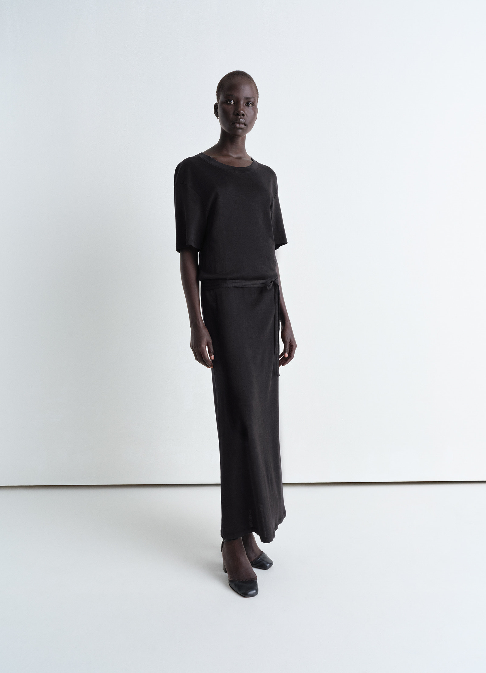 Lemaire belted rib t-shirt dress in cotton jersey rib, model shot, front side view loose ankle-length fit