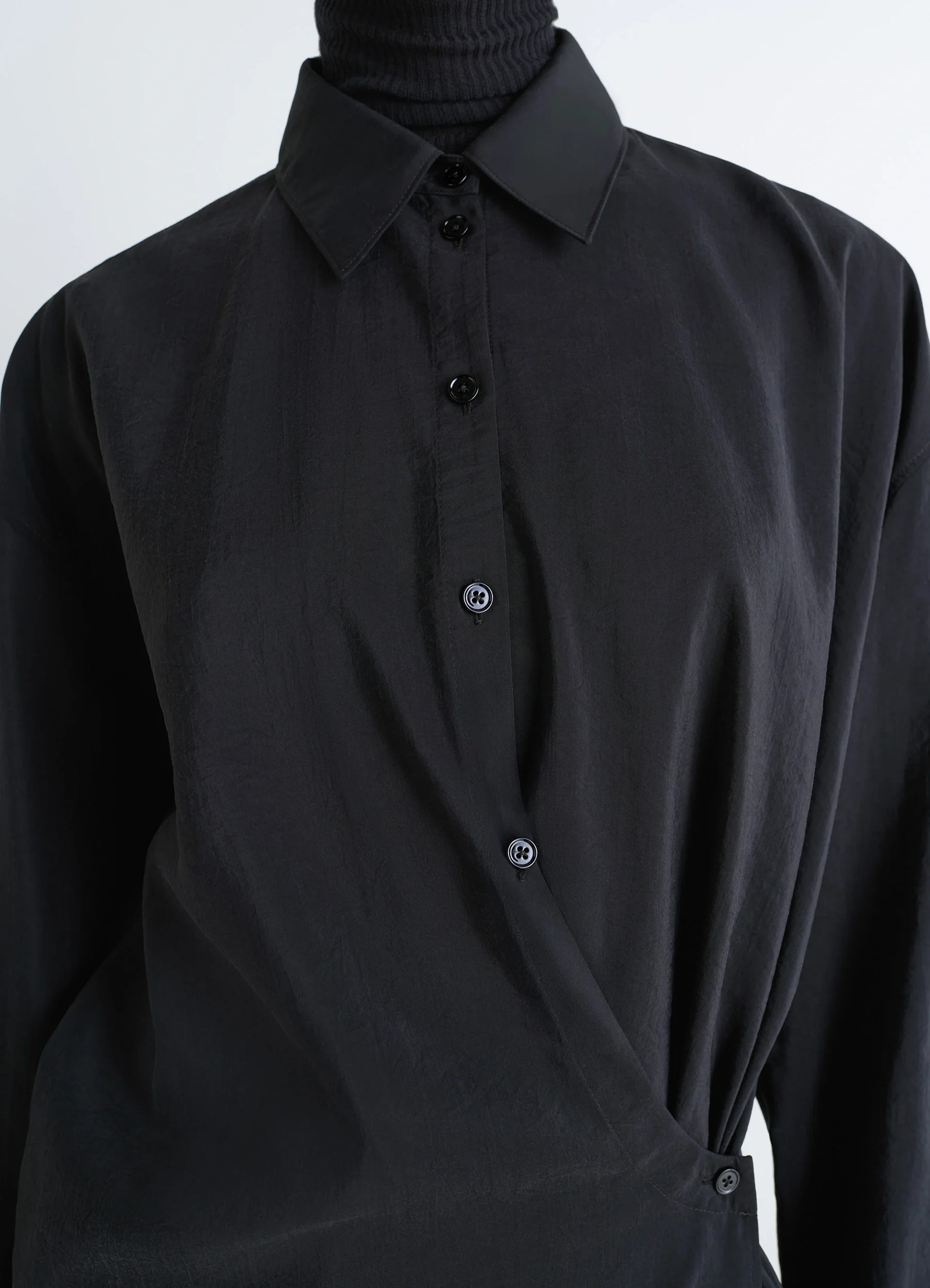 STRAIGHT COLLAR TWISTED DRESS IN DRY SILK - Black - Dry Silk