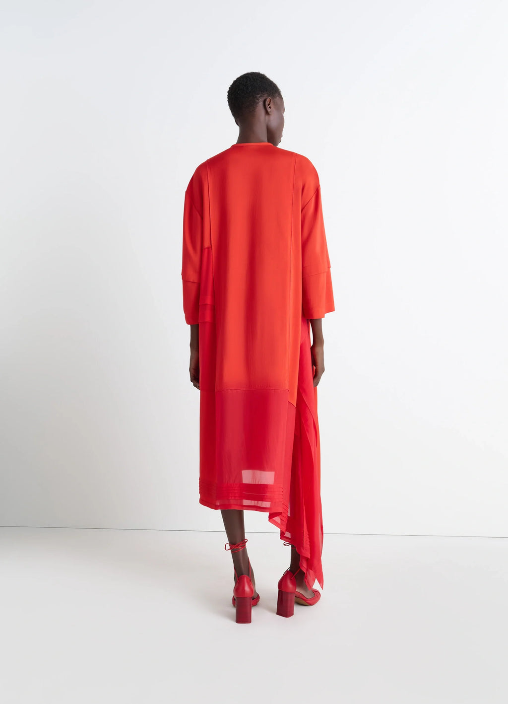 Blouse Dress with Pleats in Patchwork Crêpe de Chine, model shot, back view sheer hem, extended back, open slee