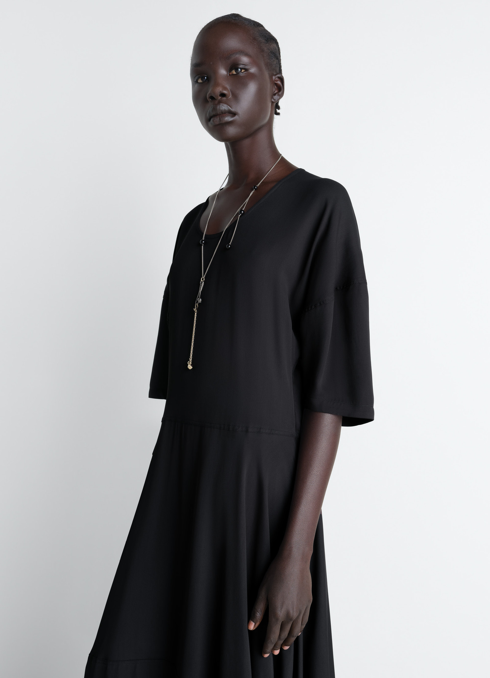 Balloon dress in crepe de chine viscose, model shot, side view loose short sleeves