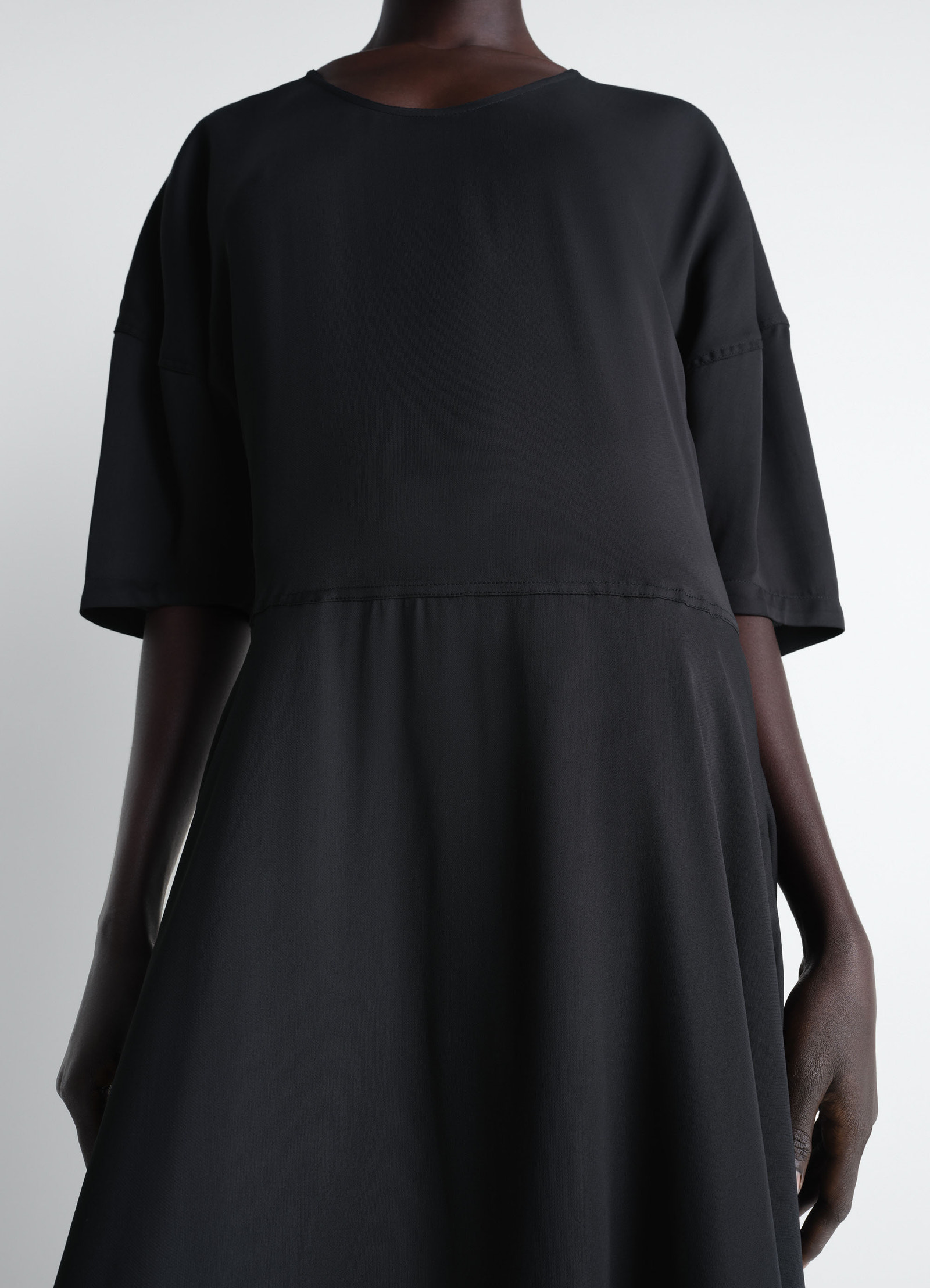 Balloon dress in crepe de chine viscose, model shot, close-up view flowy wide sleeves