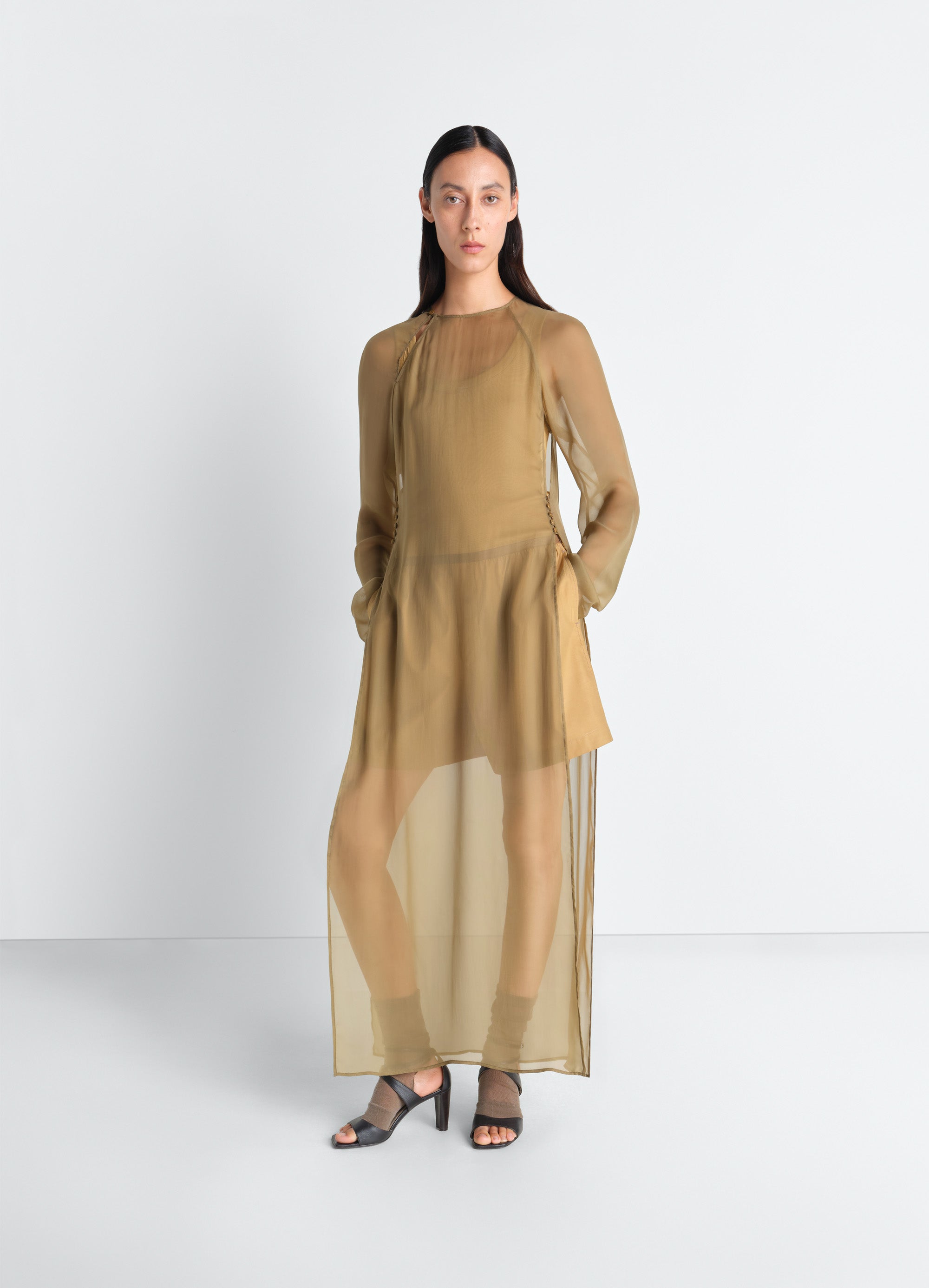 透け感のあるキュプラのスリットドレス - Khaki - 透け感のある
