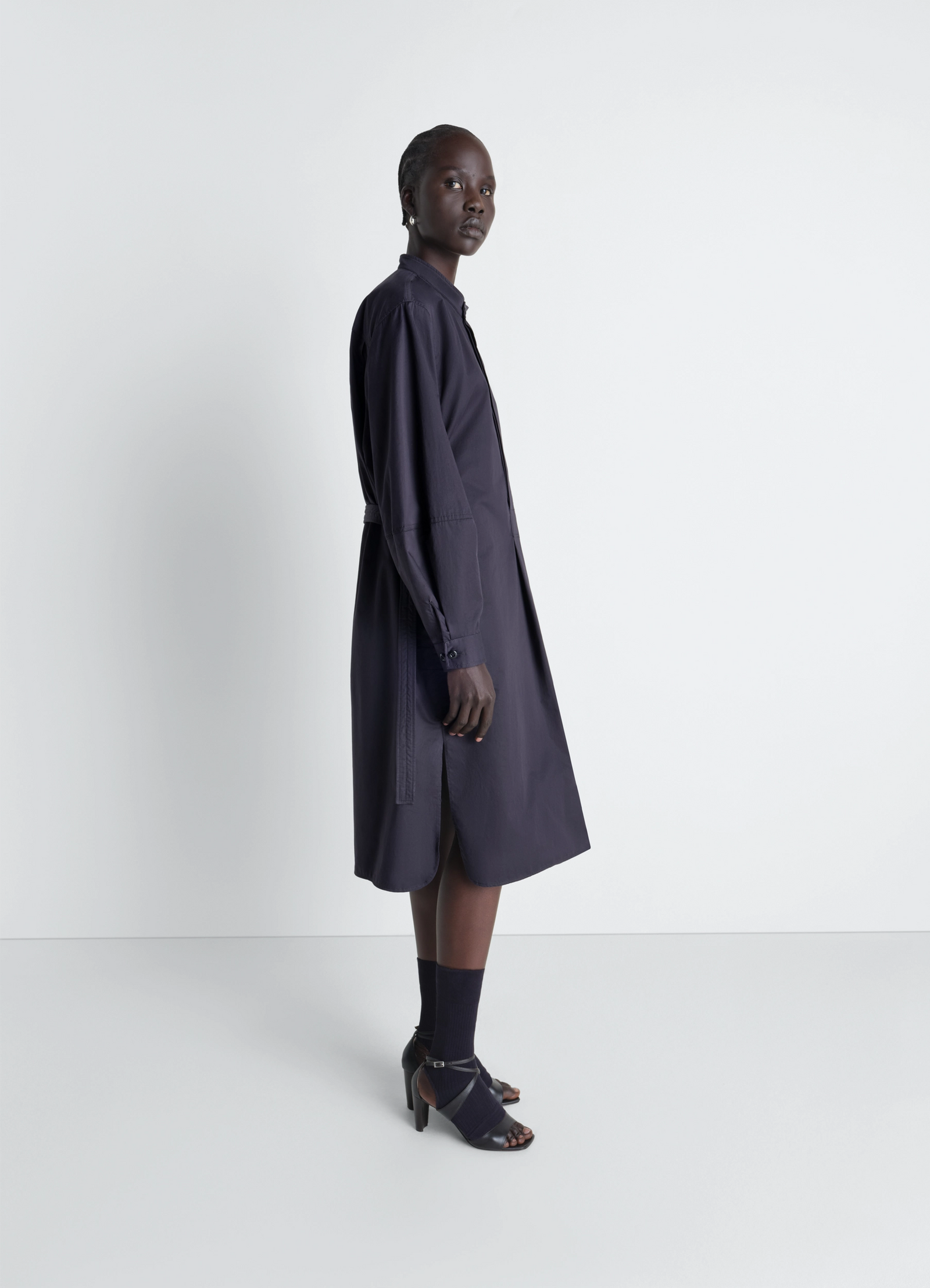 Liquette dress in light cotton satin, model shot, side view mid-length side slit