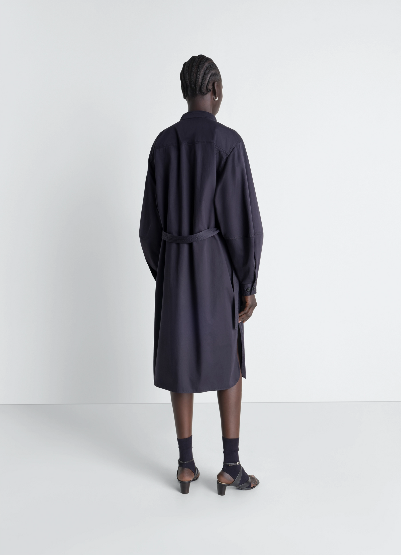 Liquette dress in light cotton satin, model shot, back view loose fit, back belt tie