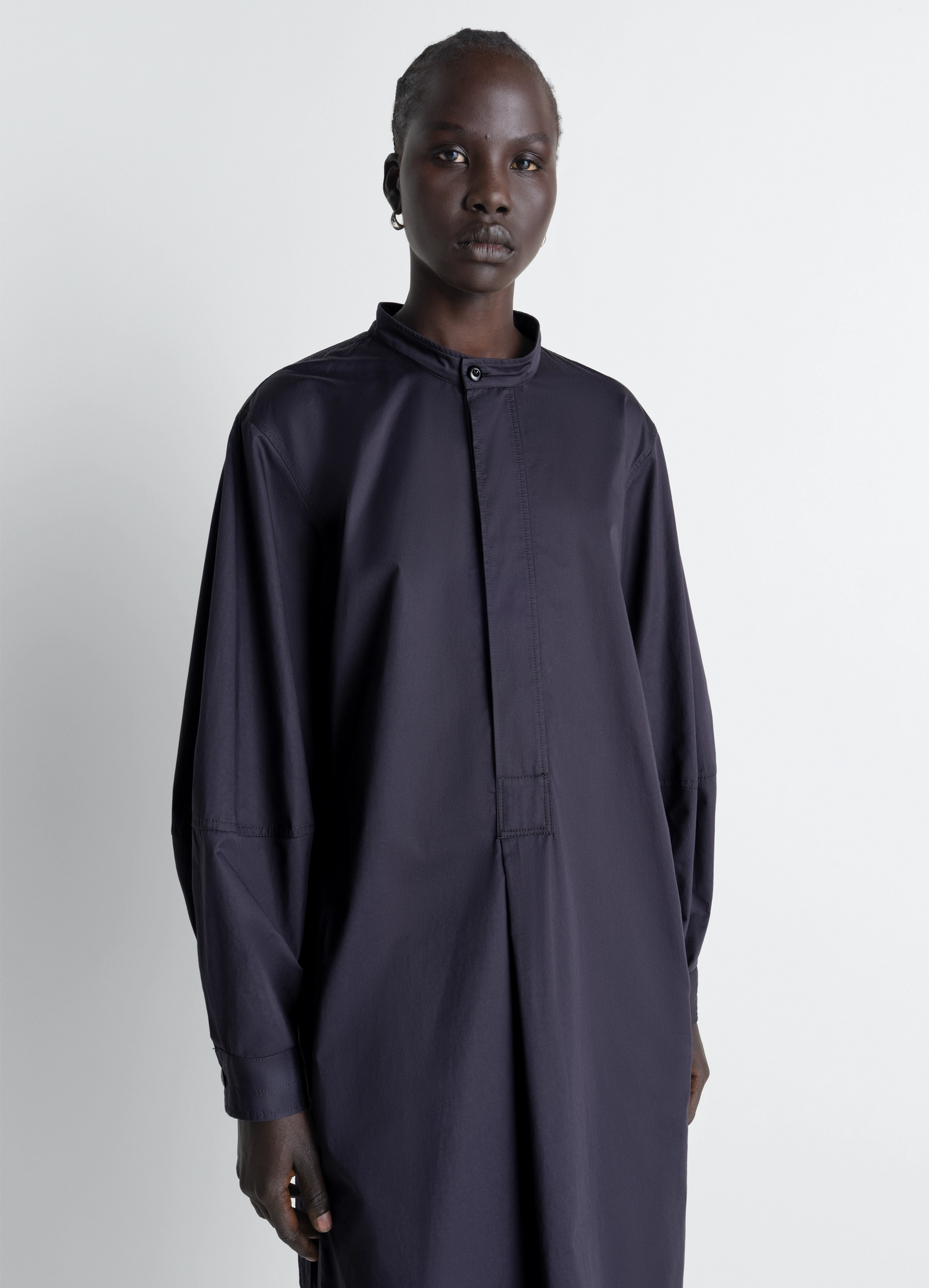 Liquette dress in light cotton satin, model shot, three-quarter view band collar detail