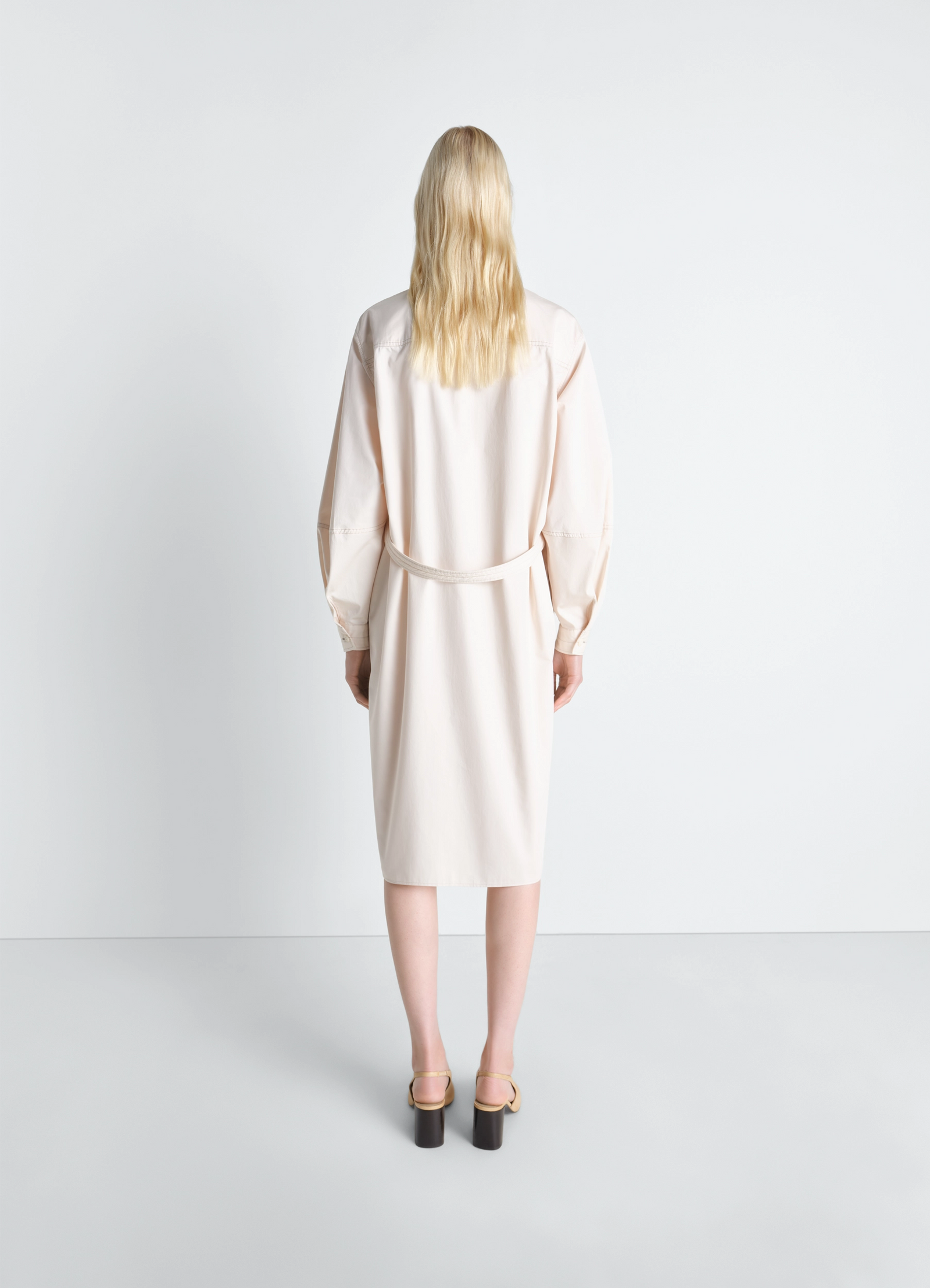 Liquette dress in light cotton satin, model shot, back view relaxed drop shoulder