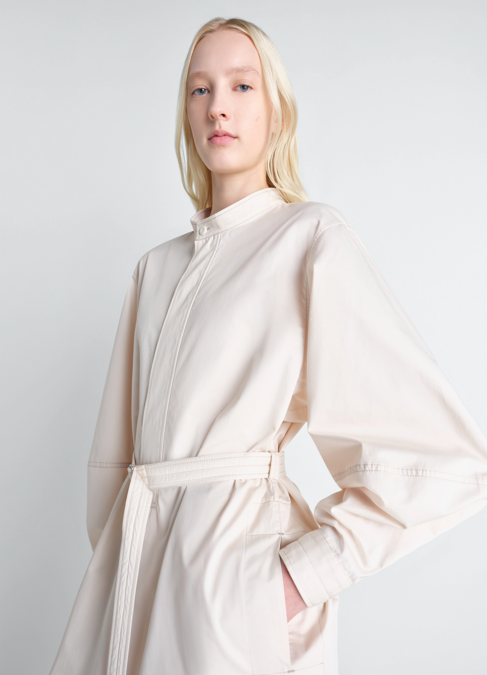 Liquette dress in light cotton satin, model shot, three-quarter view belted waist detail
