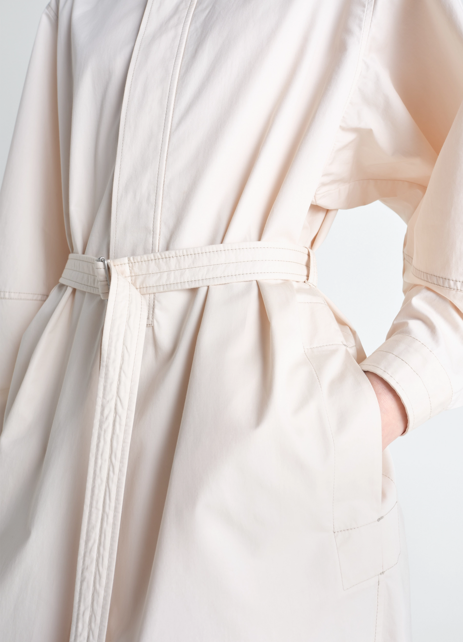 Liquette dress in light cotton satin, model shot, close-up pocket view stitched belt and cuff