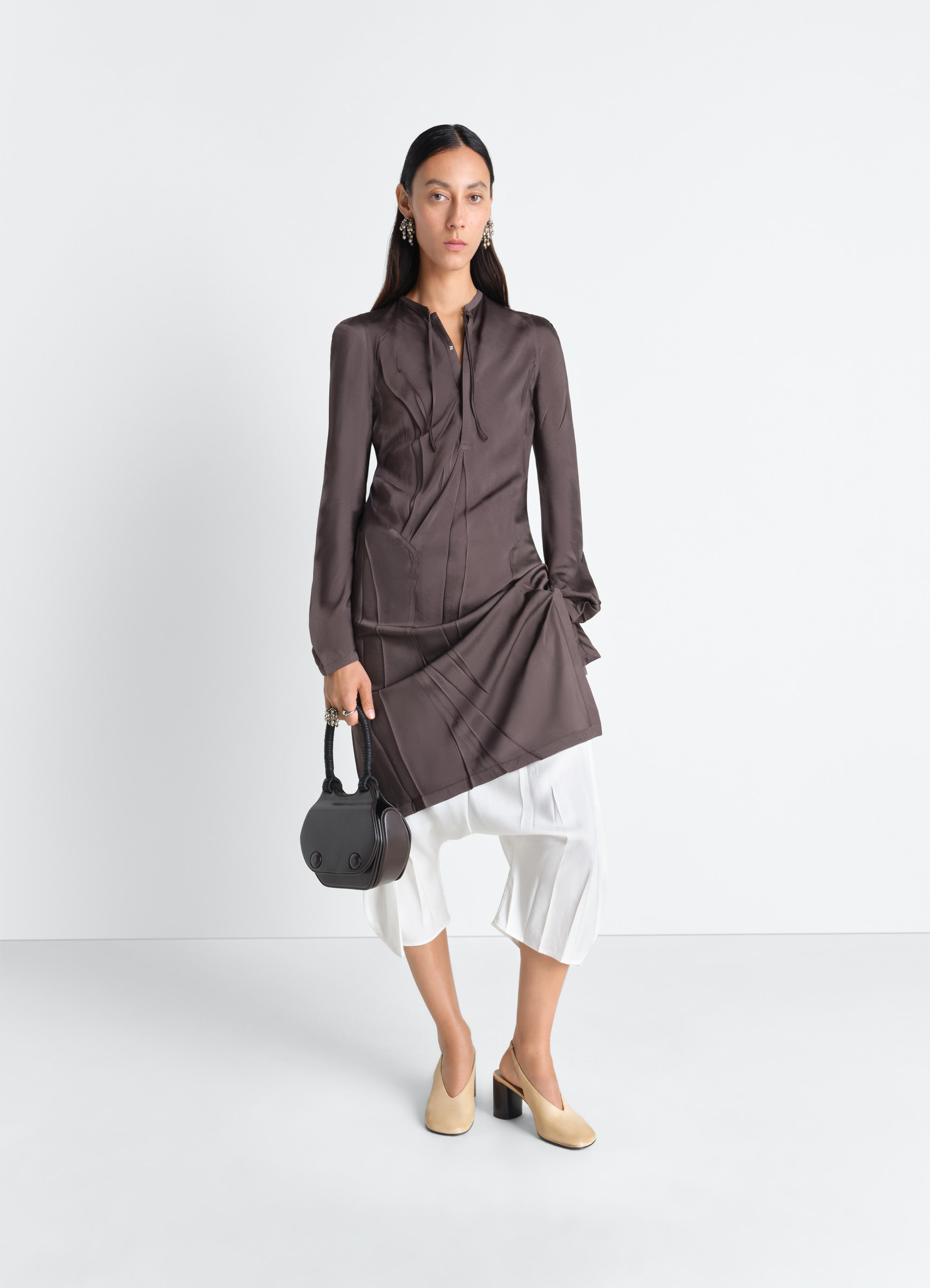 ポリビスコースツイルのクリースバイアスドレス - Glossy Brown - ポリ
