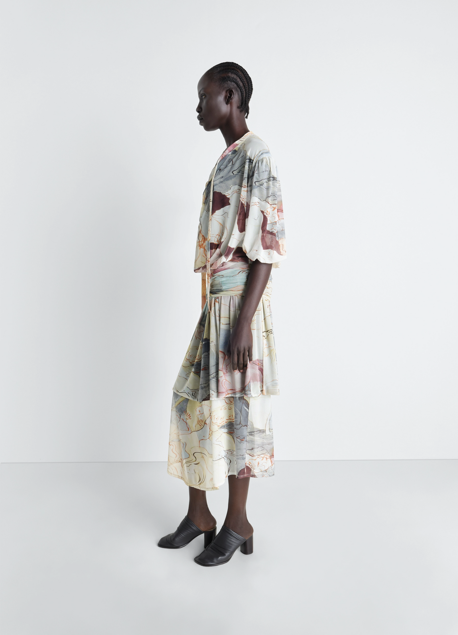 Double layer dress in mesh in colorful transparent mesh, model shot, side view wide sleeve