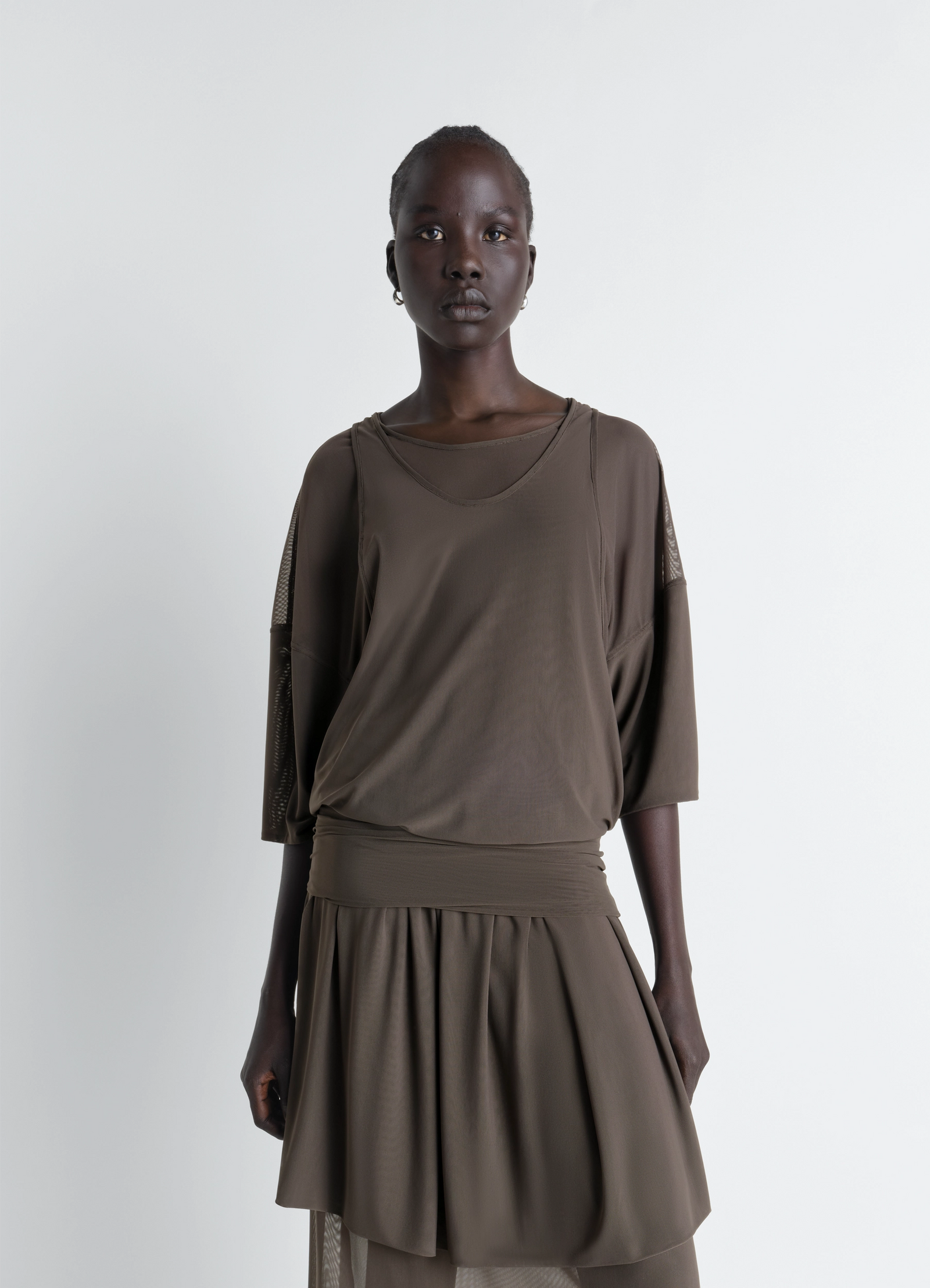 Double layer dress in mesh in transparent mesh, model shot, 3/4 view loose sleeves