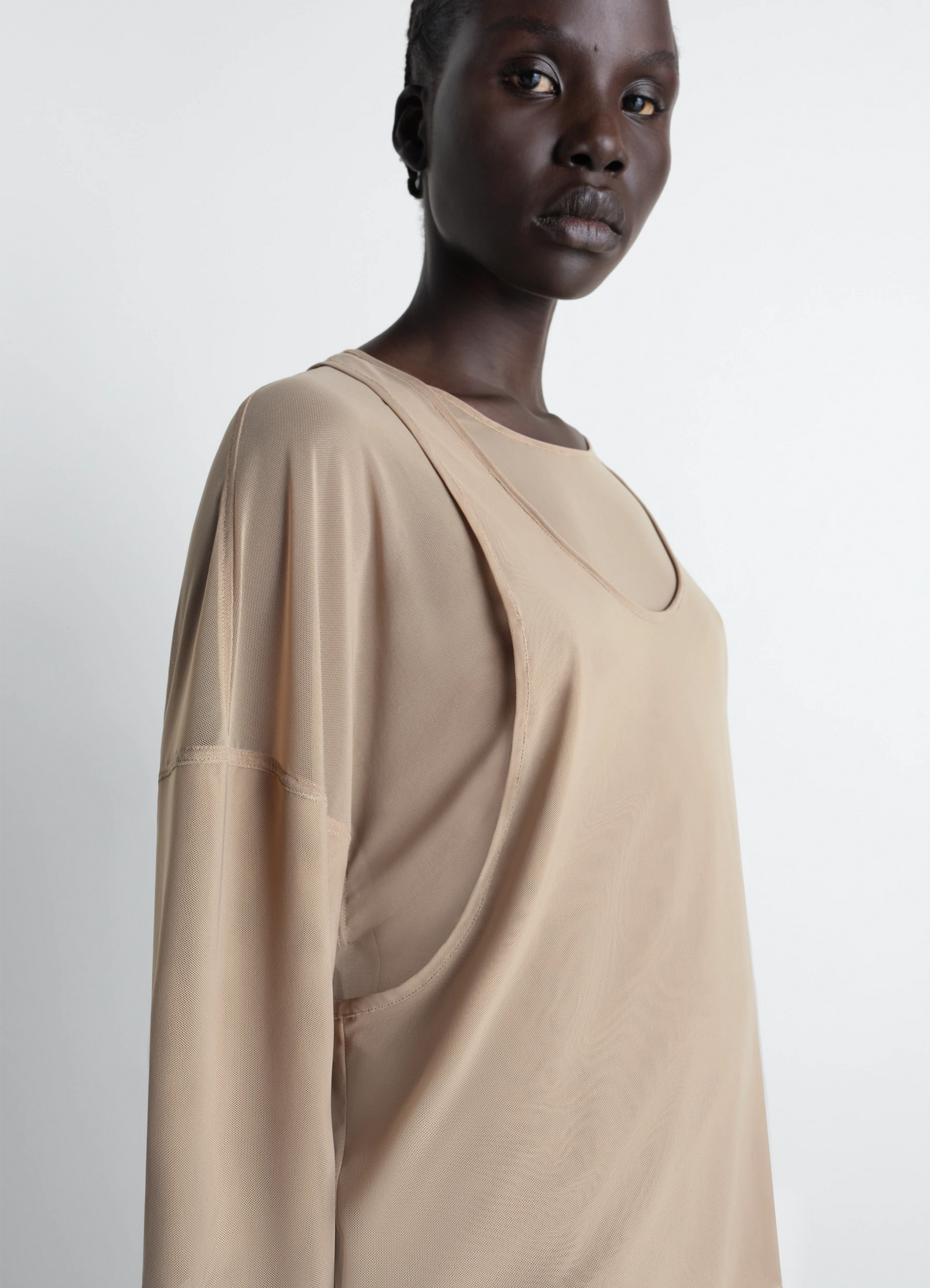 Double layer dress in mesh in transparent mesh, model shot, three-quarter view scoop neck with overlay