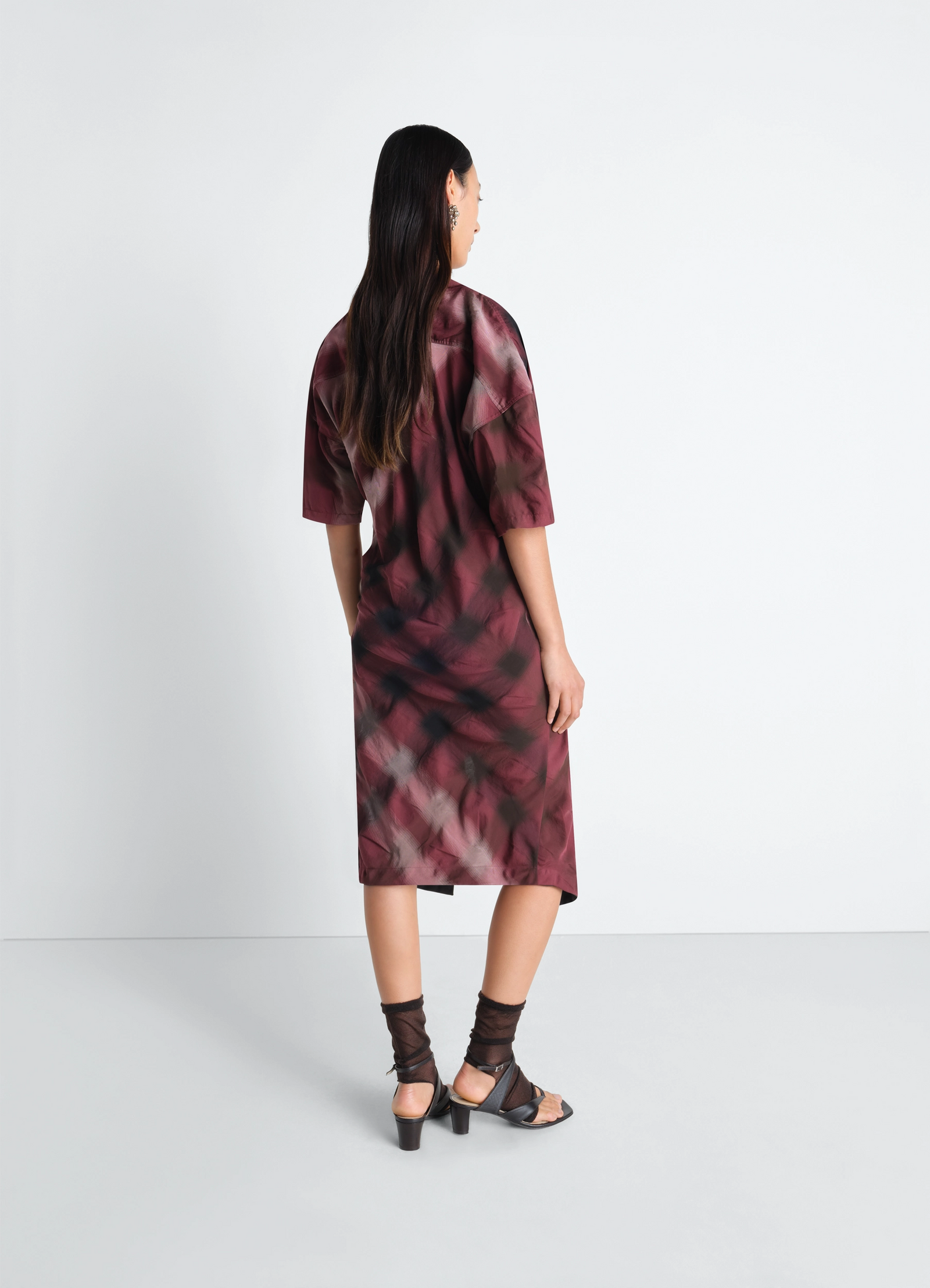 Soft collar dress in viscose cotton in reddish check viscose cotton, model shot, back view mid-length loose fit