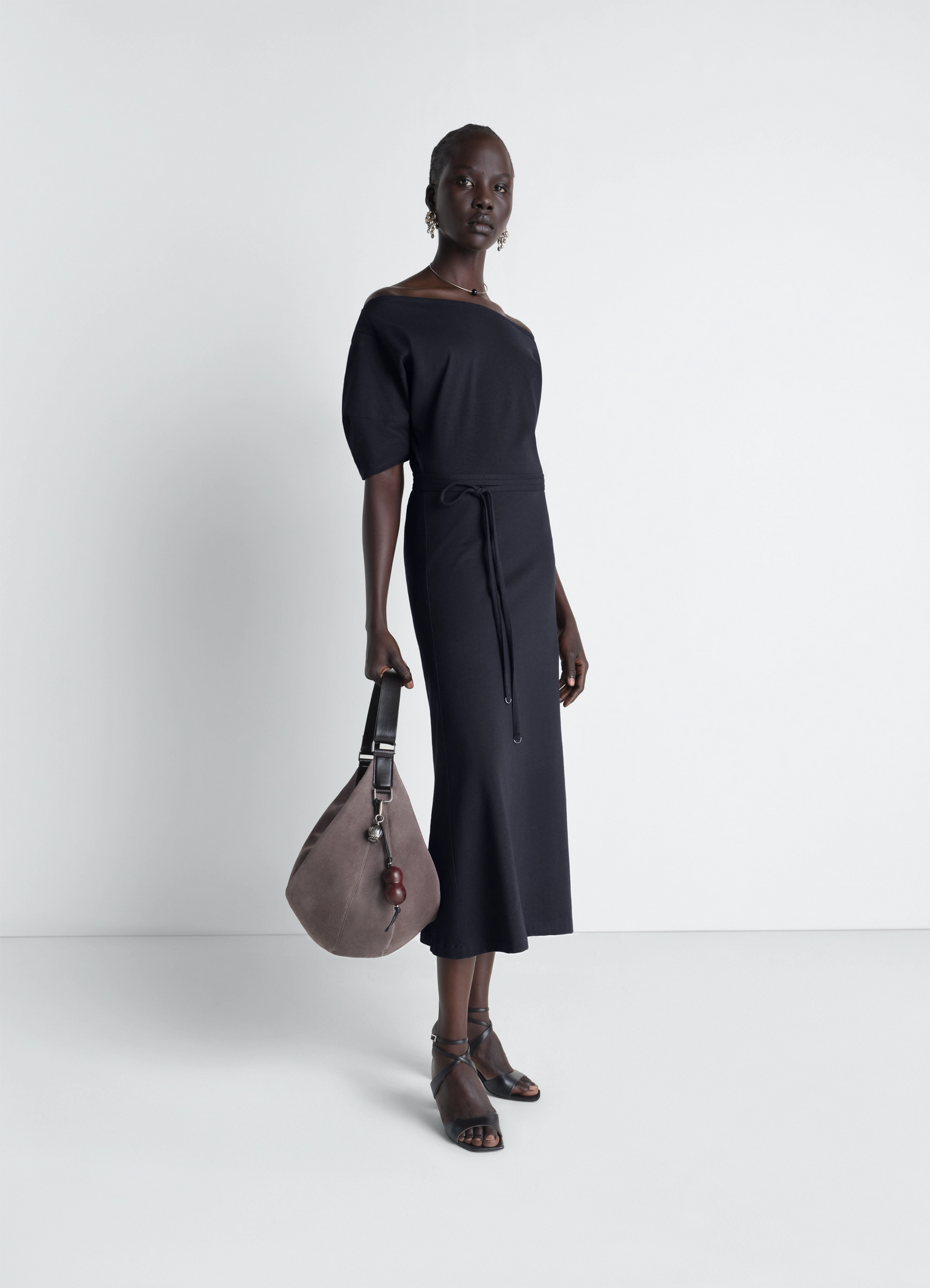 Off shoulder dress in jersey in thick cotton-linen jersey, model shot, side view cutout with bare shoulders