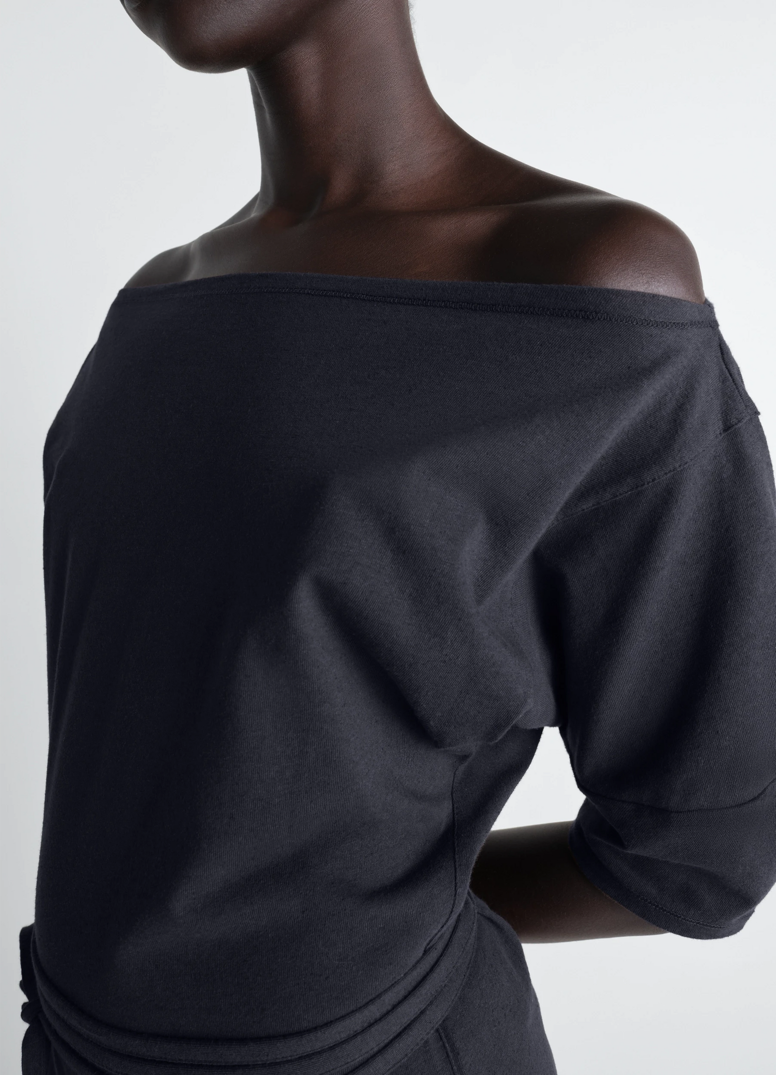 Off shoulder dress in jersey in thick cotton-linen jersey, model shot, detail shot bare shoulders close-up