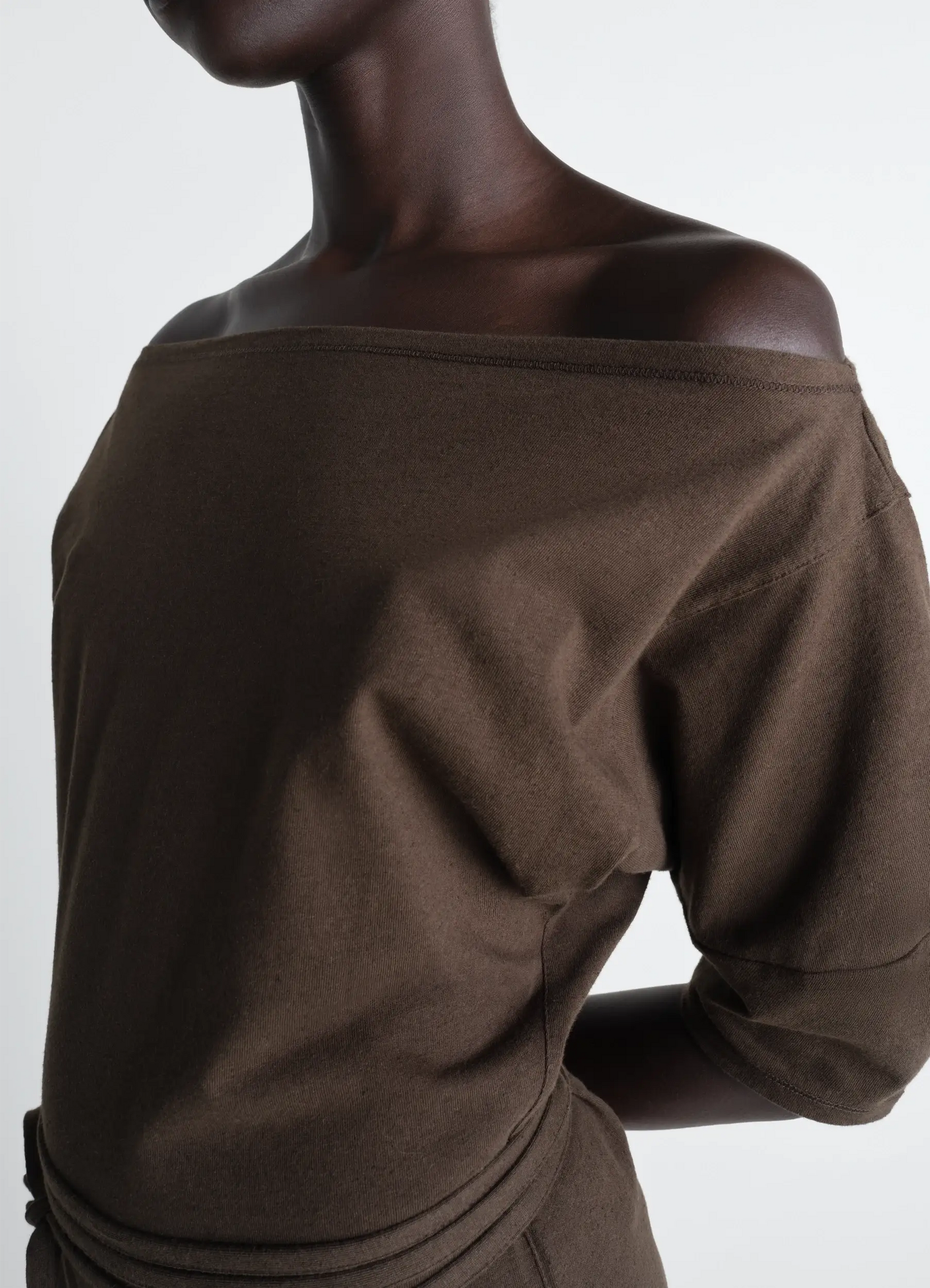 Off shoulder dress in jersey in thick cotton-and-linen jersey, model shot, upper close-up angle bare shoulder and sleeve