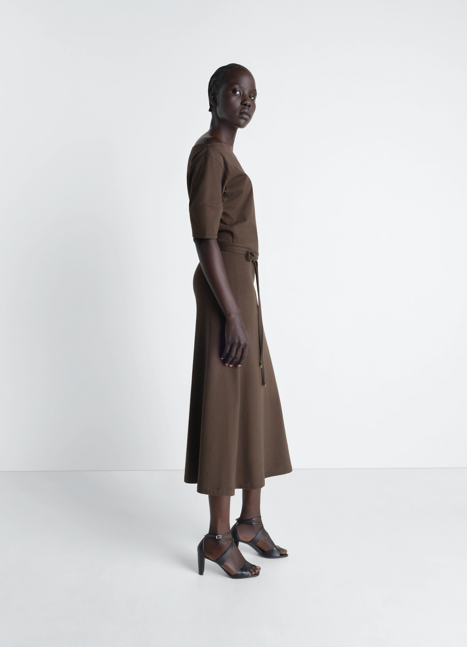 Off shoulder dress in jersey in thick cotton-and-linen jersey, model shot, side view bare shoulders, fitted waist